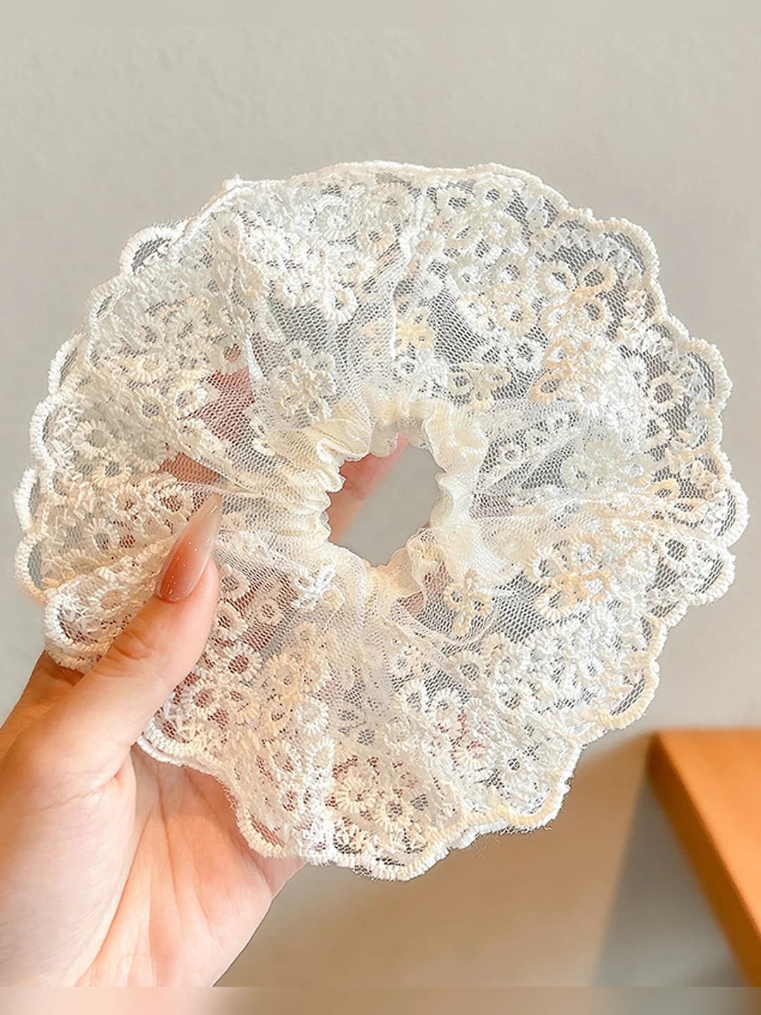 Four-leaf clover lace off-white scrunchie - 16CM