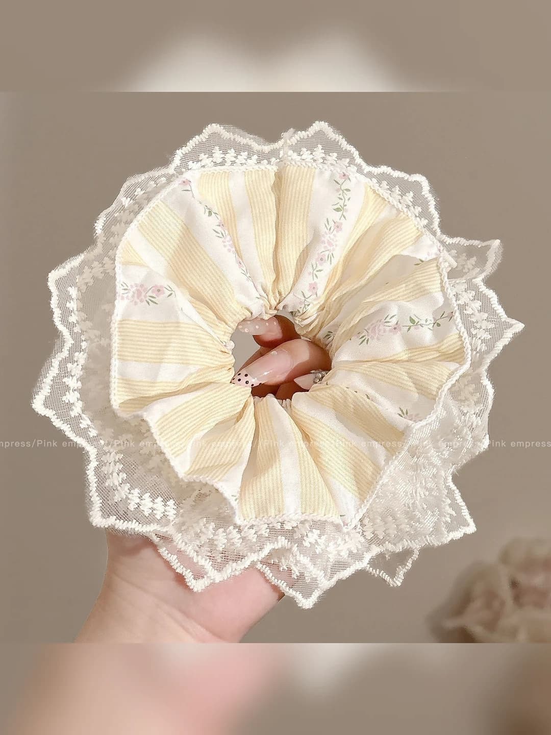 3# Yellow white striped flowers ~16 cm