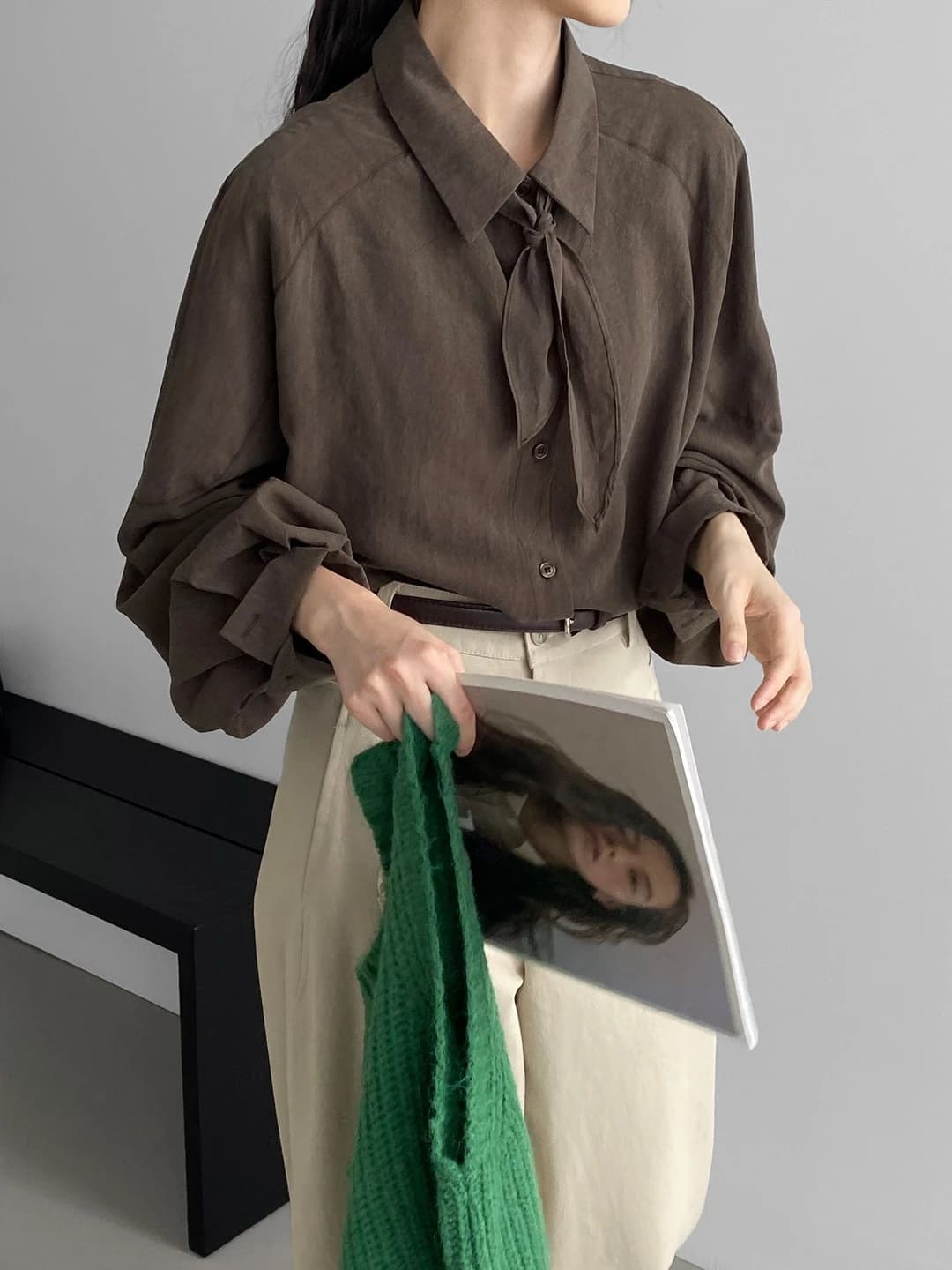 Ayollar uchun ko'ylak-shirt: uzun yengli, qaytarma yoqali, bo'sh (oversize) kesimli, bir rangli, 100% tencel (lyoosell) mato, yopiq yengli, korean uslubidagi bluzka