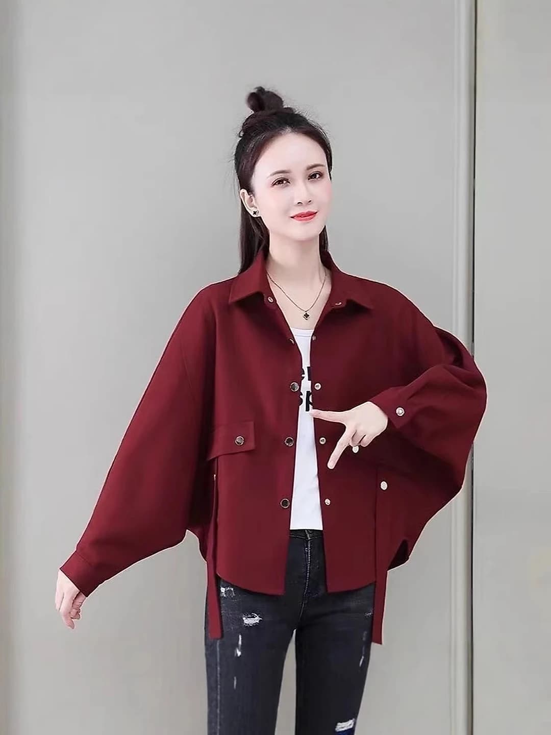 Ayollar uchun bahor-kuz qalin, bo'sh (oversize) kesimli, uzun yengli, POLO yoqali, bir rangli, nozik ko'rsatadigan, dazmol talab qilmaydigan, kundalik uslubdagi ayol ko'ylak-shirti