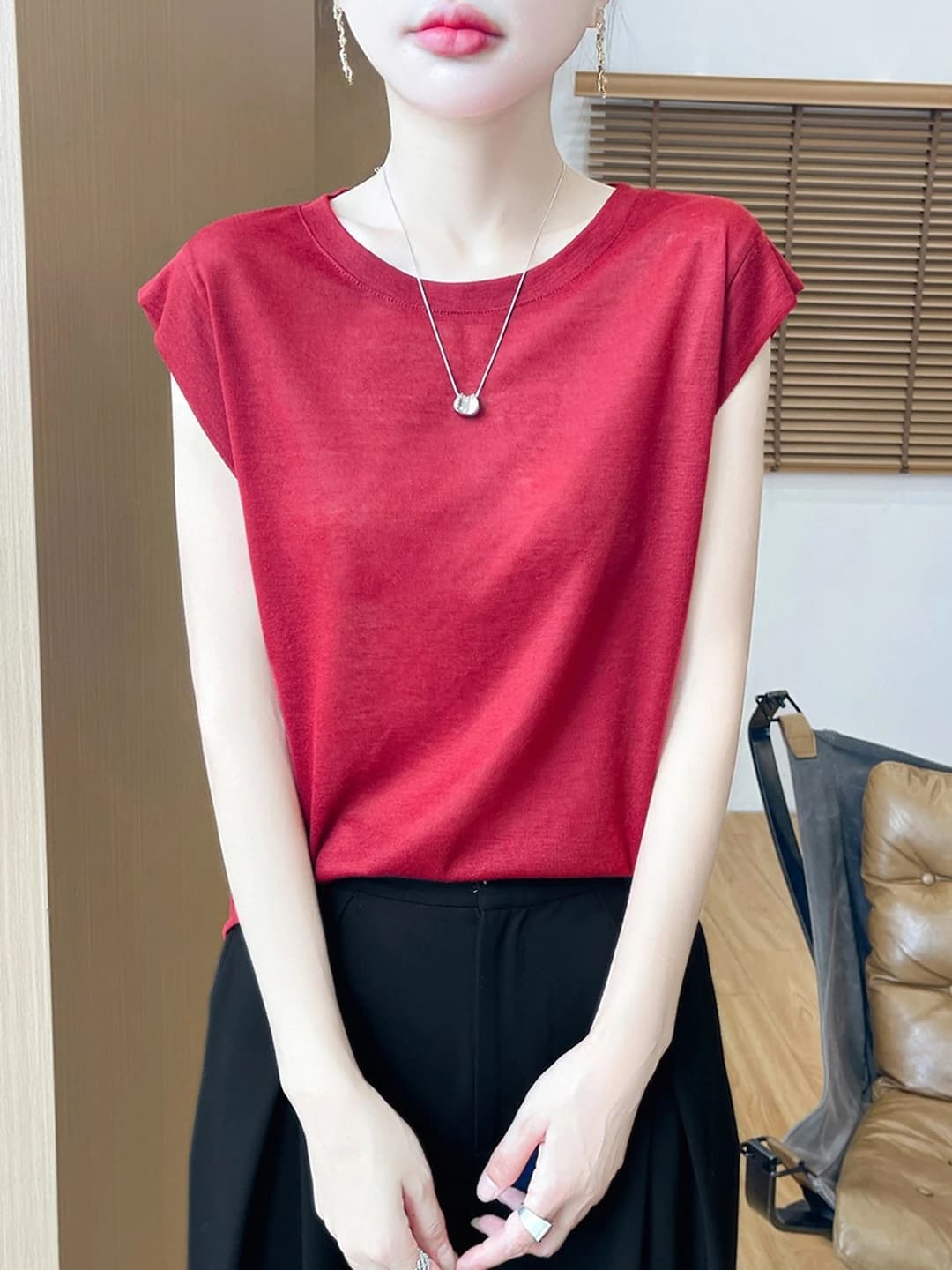 Женская однотонная футболка с круглым вырезом и коротким рукавом свободного кроя на лето 2026