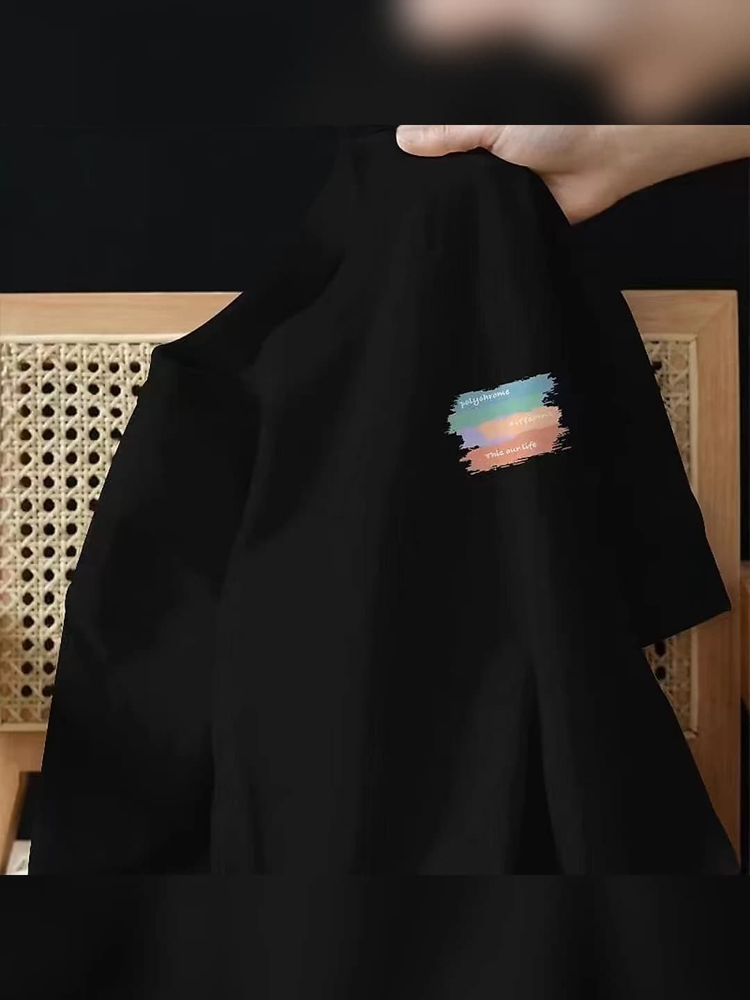 Qora (chap ko'krakda rang-barang chiziq)