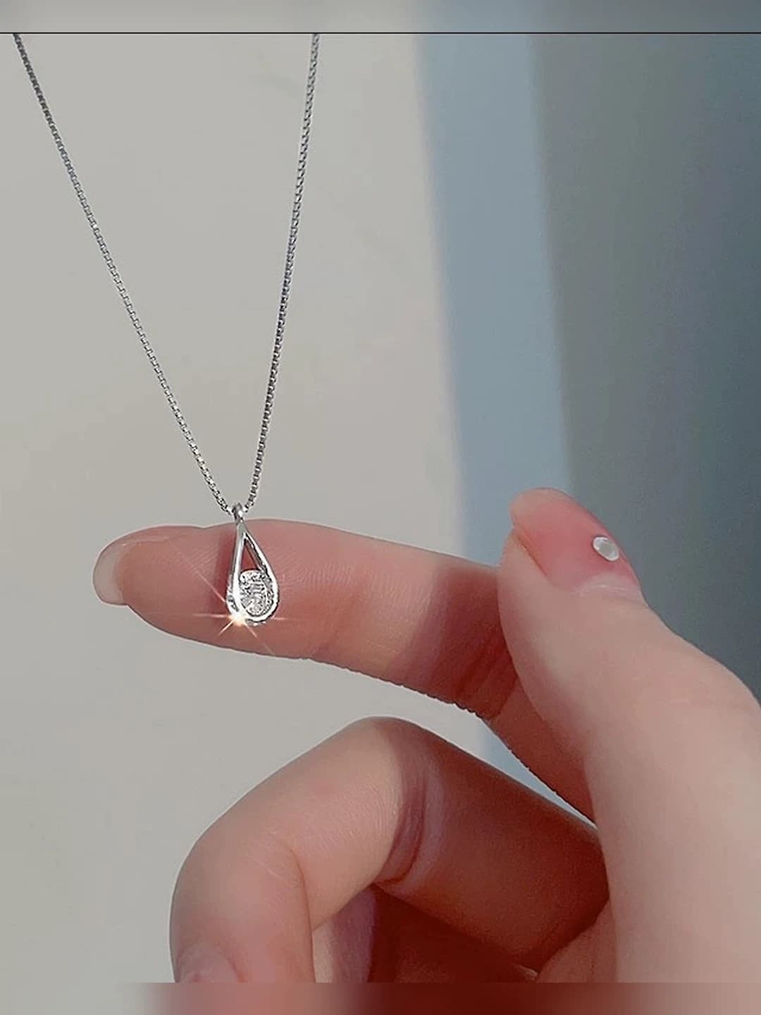 Women's simple style clavicle chain with teardrop zircon pendant