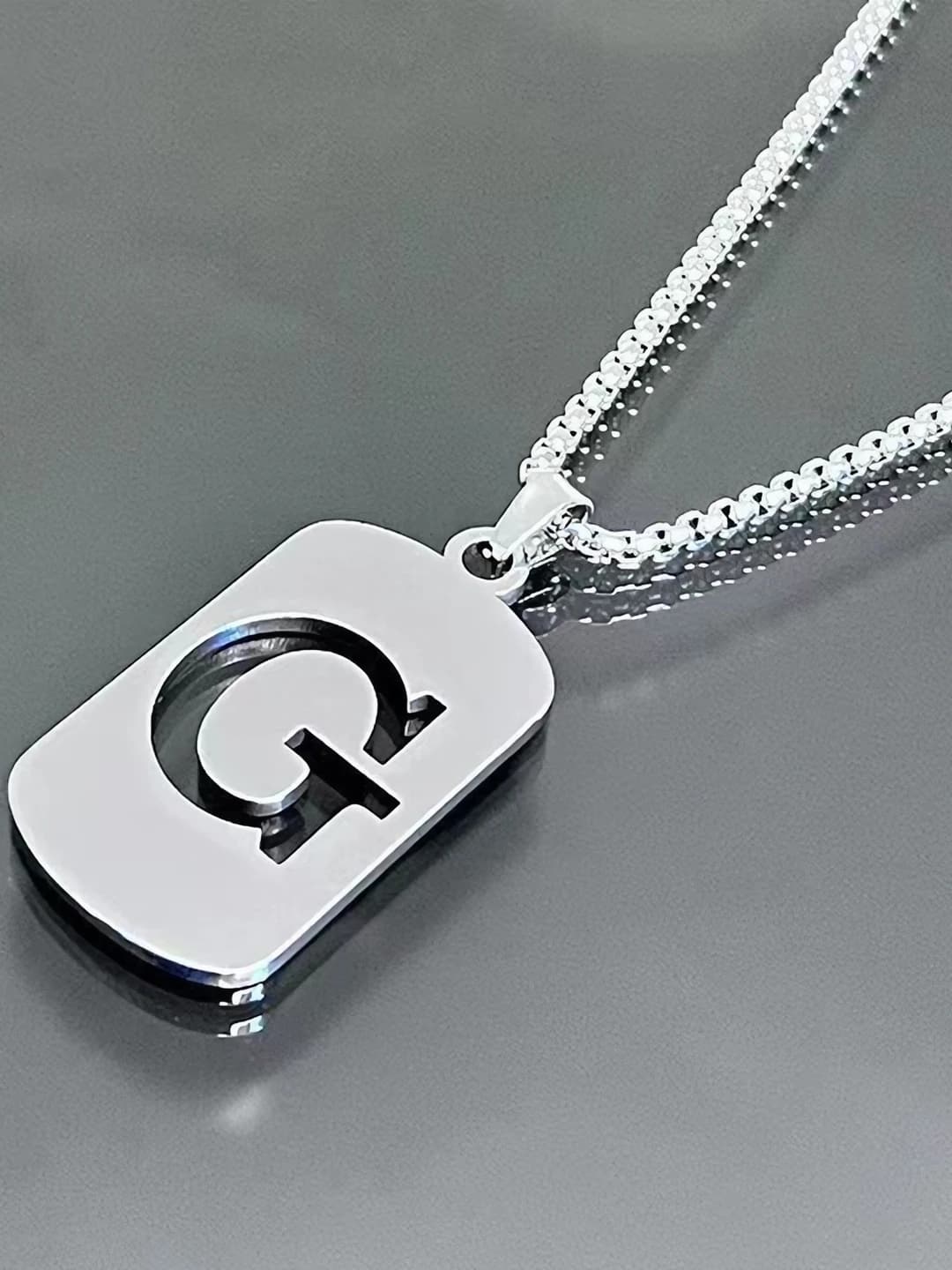 Цепь с буквой G из титановой стали