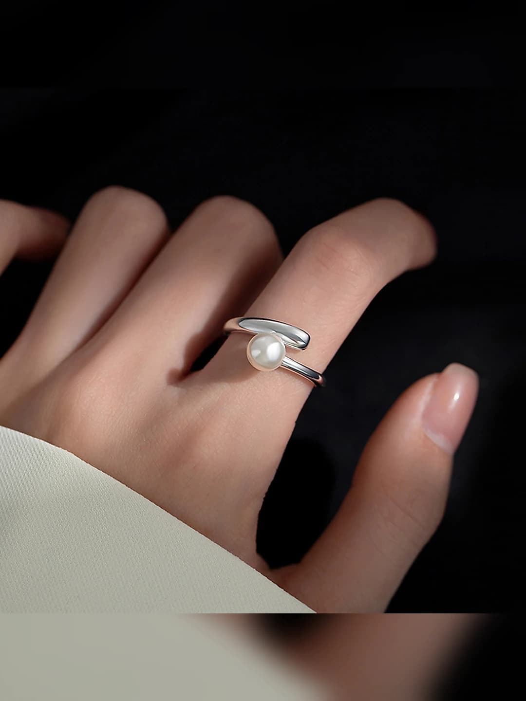 Simple pearl ring, white gold