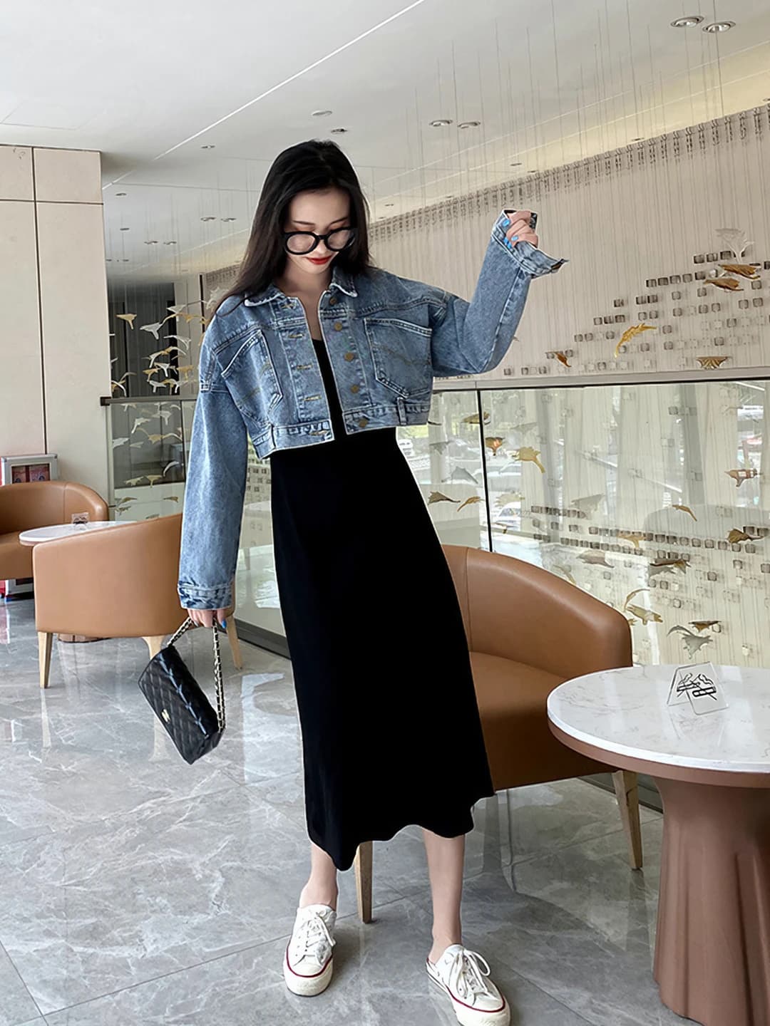 Ayollar uchun 2026 bahor-kuz retro uslubdagi kalta, bo'sh (oversize) va nozik ko'rsatadigan denim kurtka, uzun yengli, qaytarma yoqali, bir rangli