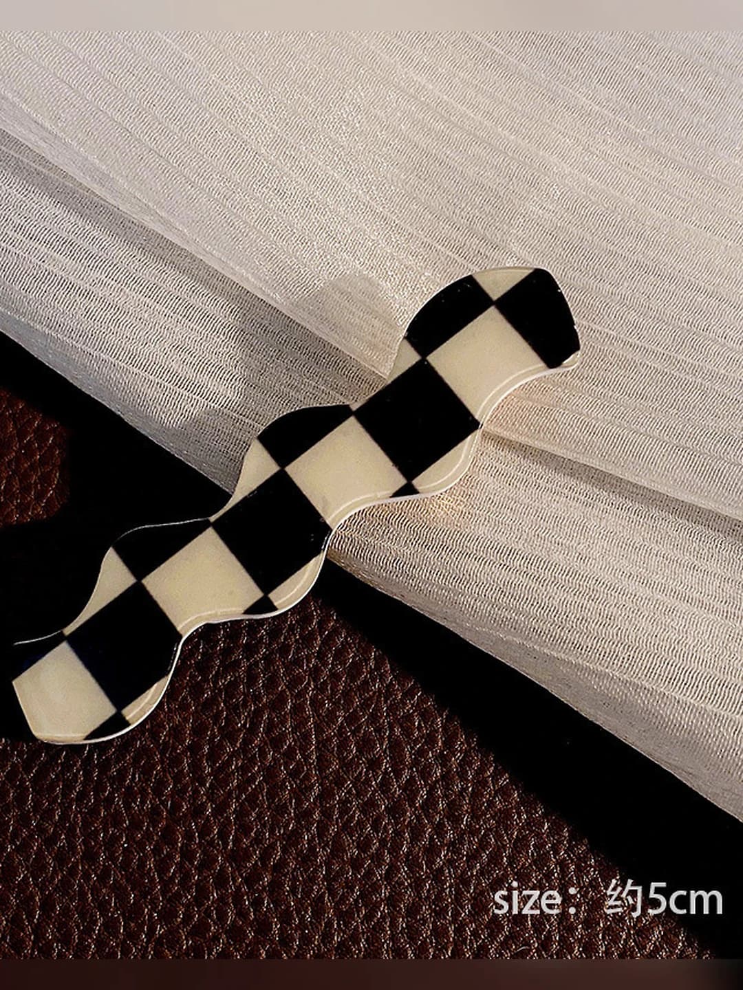 4# Black-white checkerboard curved clip
