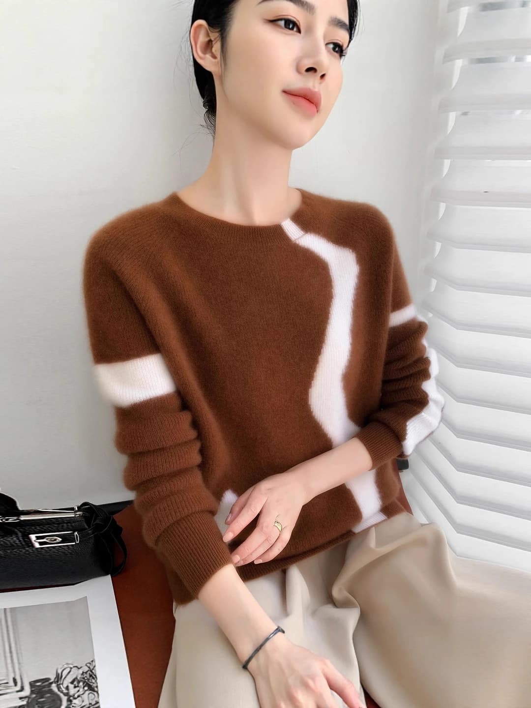 Women's cashmere and wool pullover sweater, crew neck, long sleeve, loose fit, cropped, warm