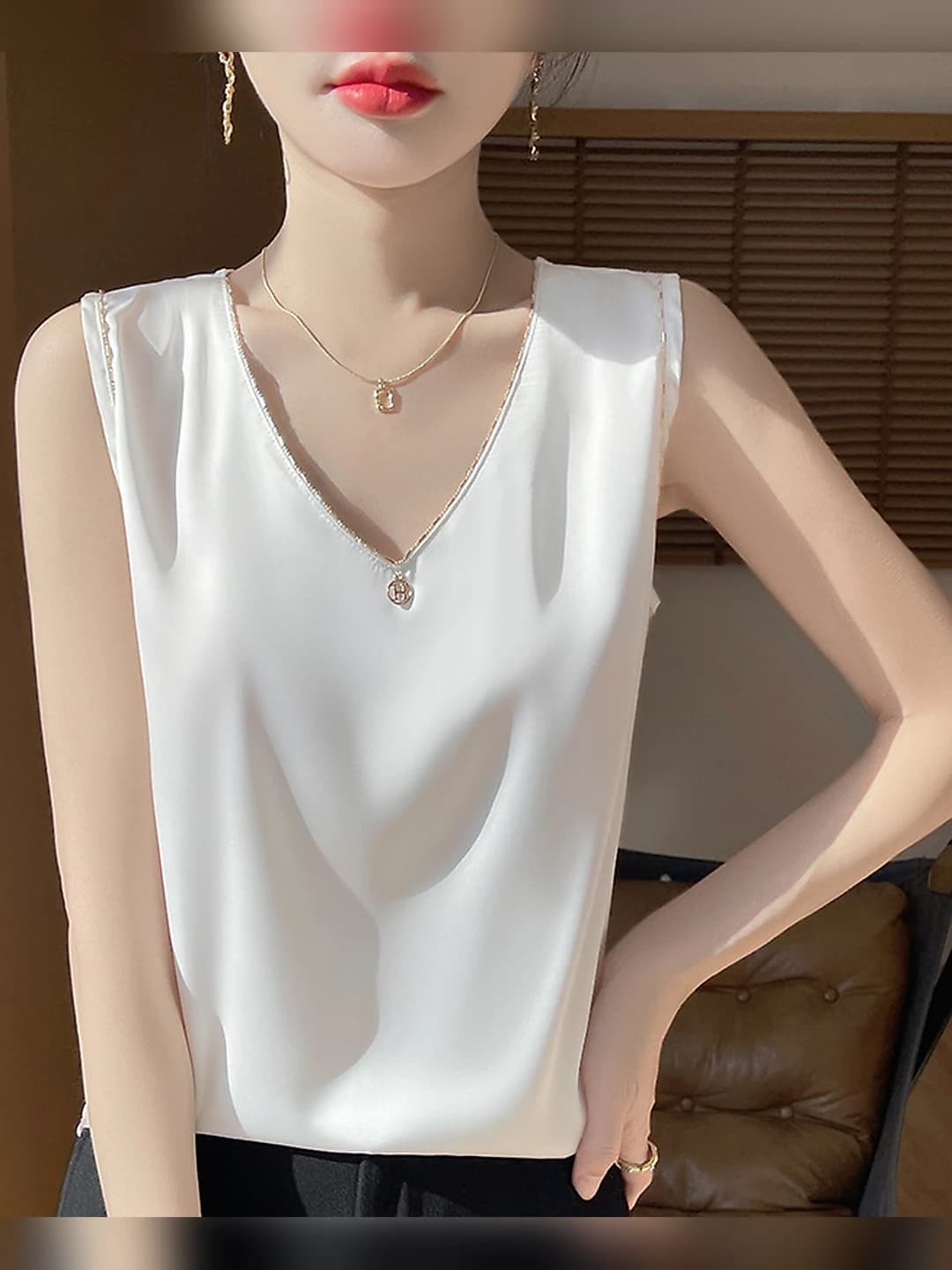 Ayollar uchun 2026 bahor-yoz V-yoqa, yengsiz, bir rangli, bo'sh (oversize) kesim, satin mato, dizayn elementli bogʻichli top