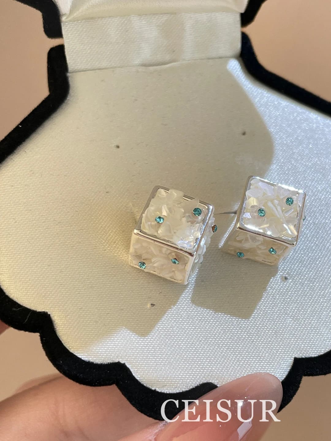 Women's blue sparkling square stud earrings