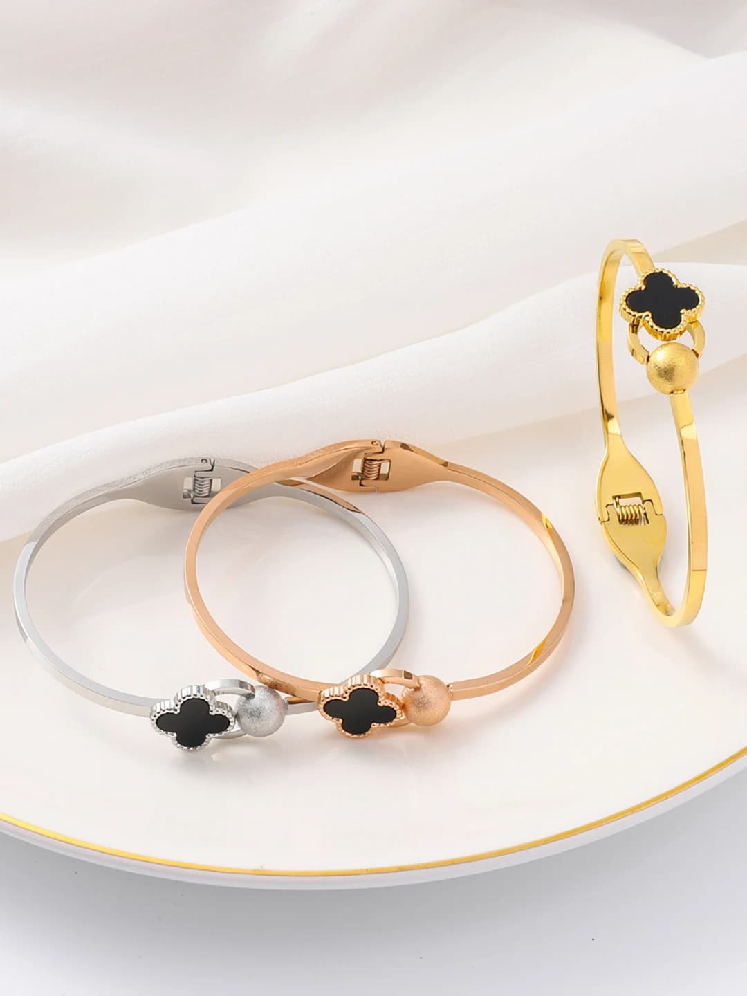 Women's titanium steel bangle, non-fading lucky four-leaf clover, simple and fashionable design