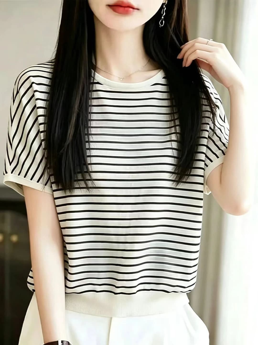 Ayollar uchun chiziqli kalta yengli trikotaj sviter, muz-ipak mato, yupqa, bo'sh (oversize) kesim, dumaloq yoqa, kundalik uslub