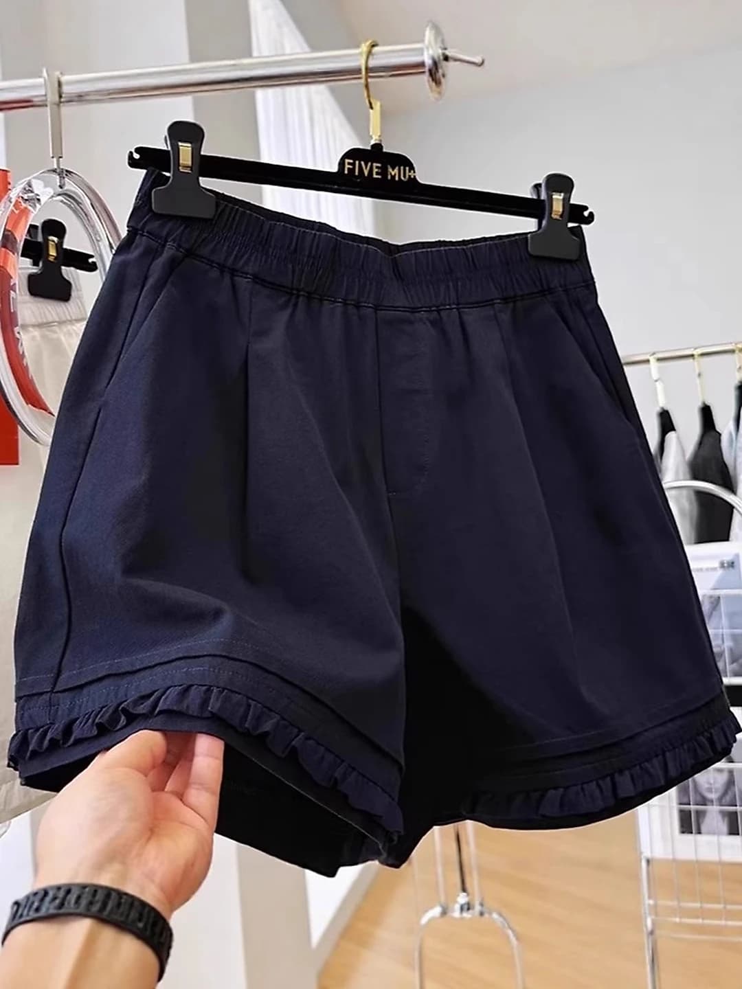 Ayollar uchun 2026 yozgi kundalik frill shorti, bo'sh (oversize) keng shim, elastik bel, nozik ko'rsatadigan, A-shakl, polyester