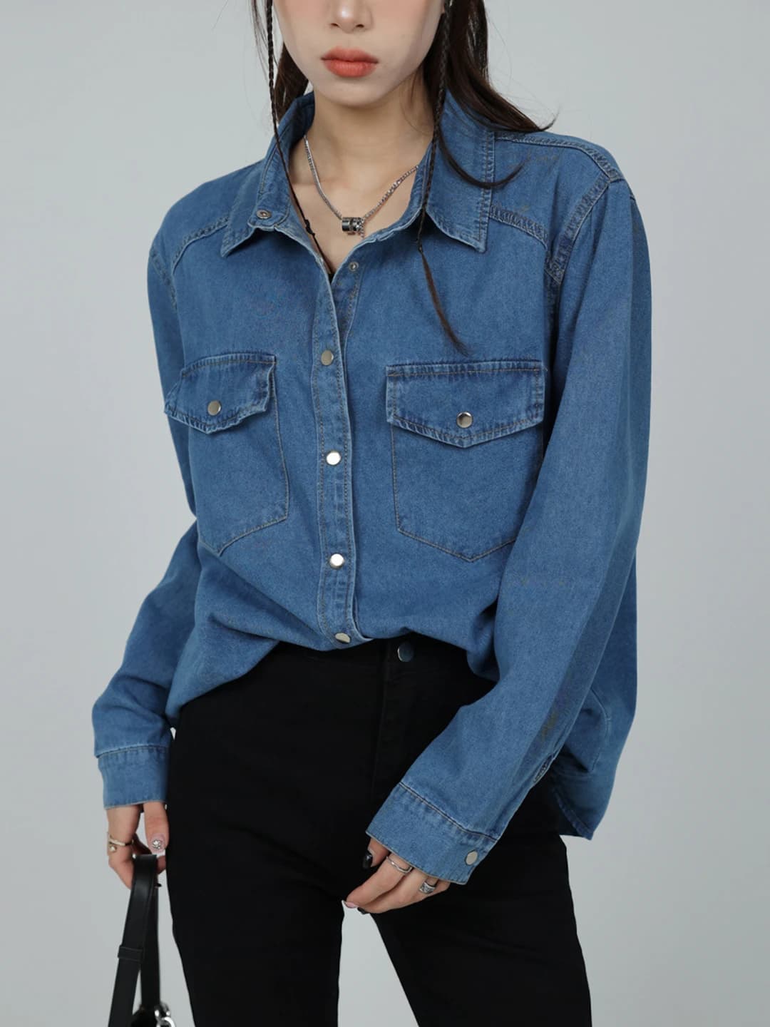 Ayollar uchun ko'ylak-shirt: retro uslubdagi ko'k rangli denim, bahor-kuz mavsumi uchun, 2026, bo'sh (oversize) kesim, uzun yeng, qaytarma yoqa, bir rangli, kundalik