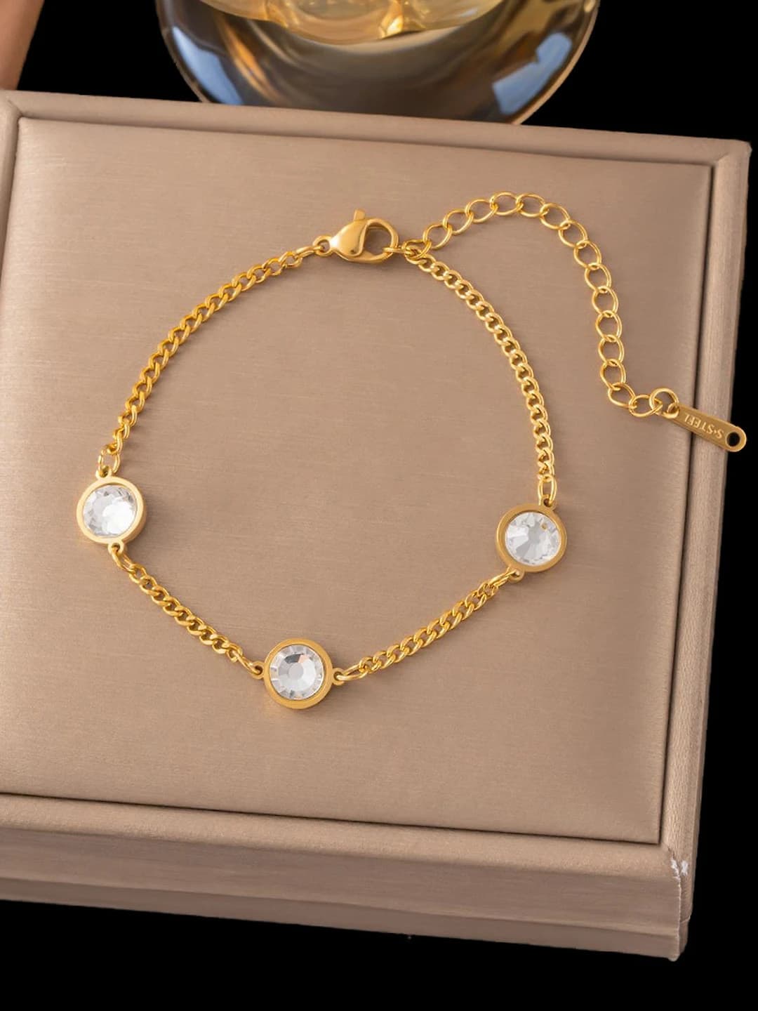 Three white diamonds, gold