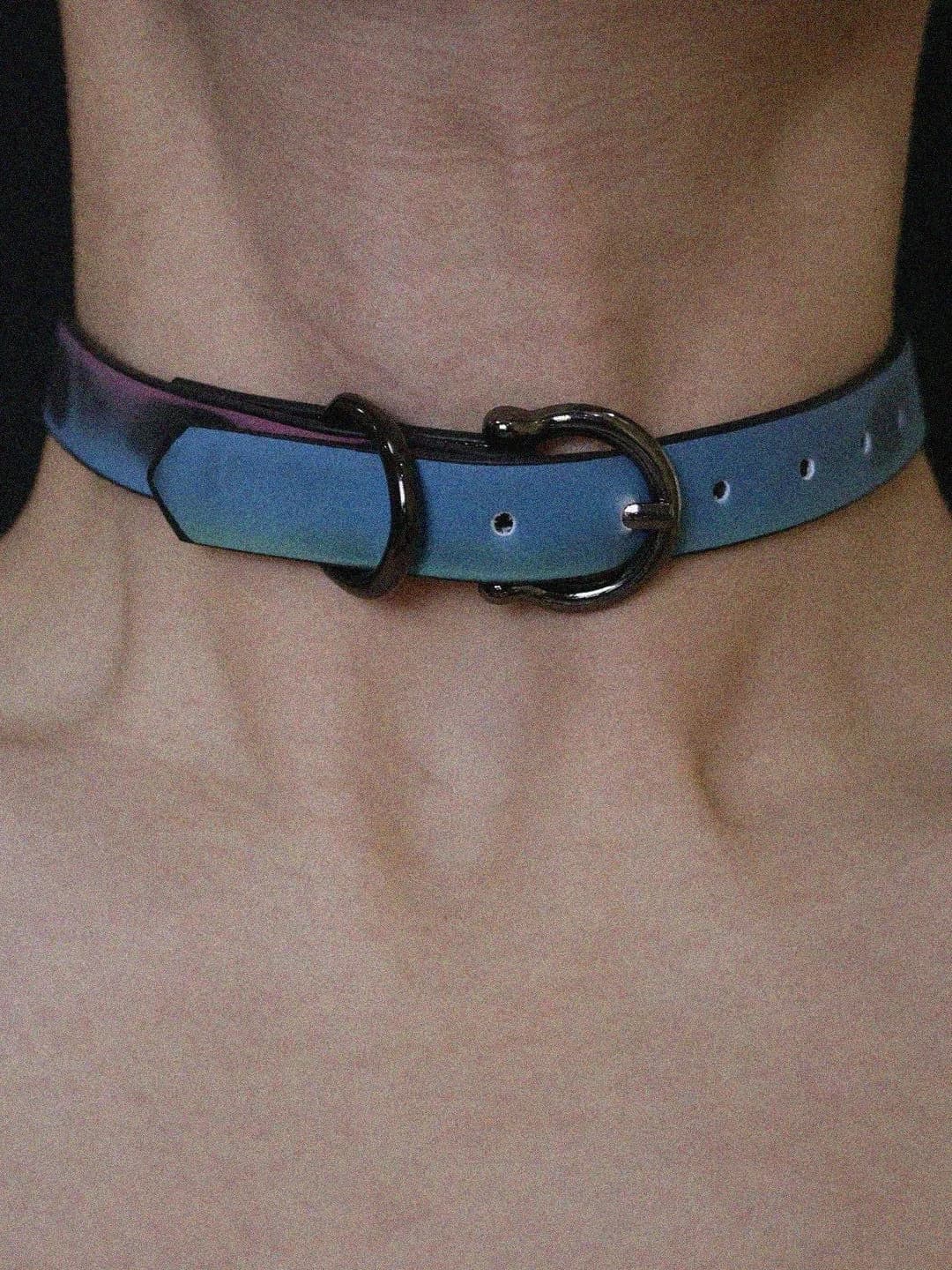 Ayollar uchun choker: teri, geometrik shakl, halqa dizayn elementi, shirin va qattiq uslub