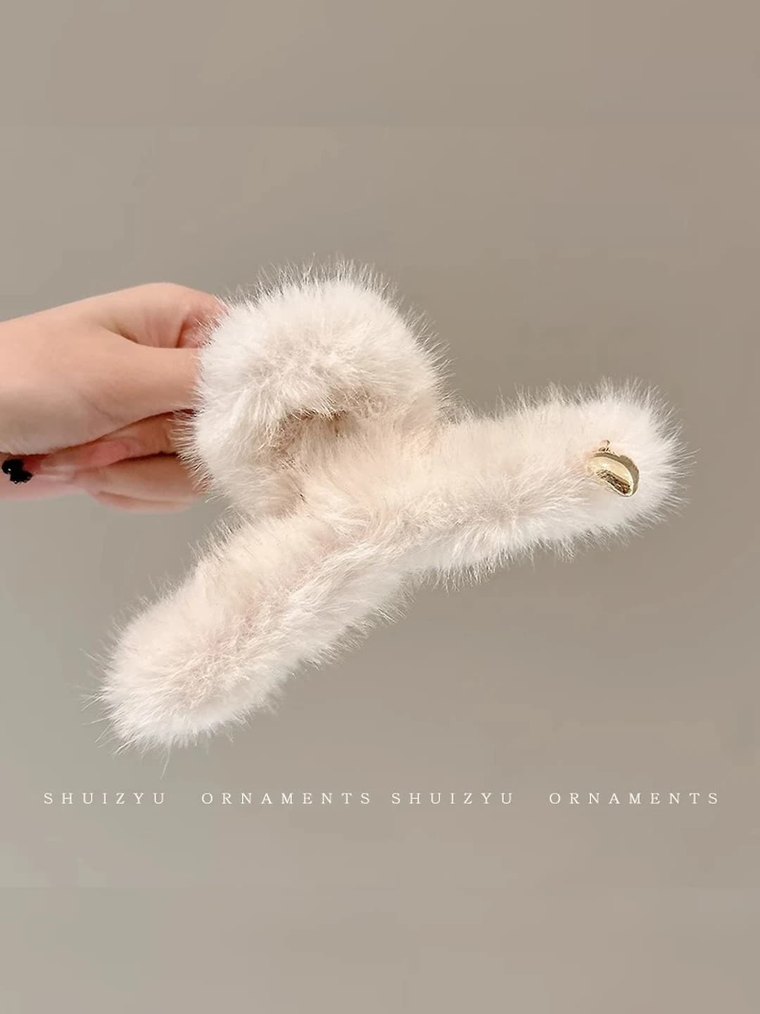 75# Off-white fur clip. 13 cm