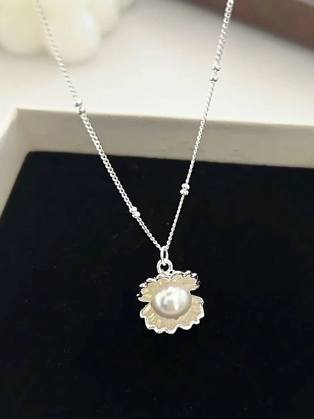 Women's short silver shell pearl chain necklace