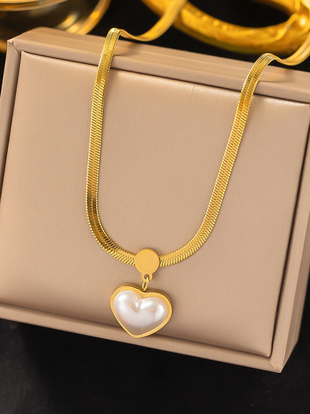 Women's short chain necklace in titanium steel with 18K gold plating in heart shape