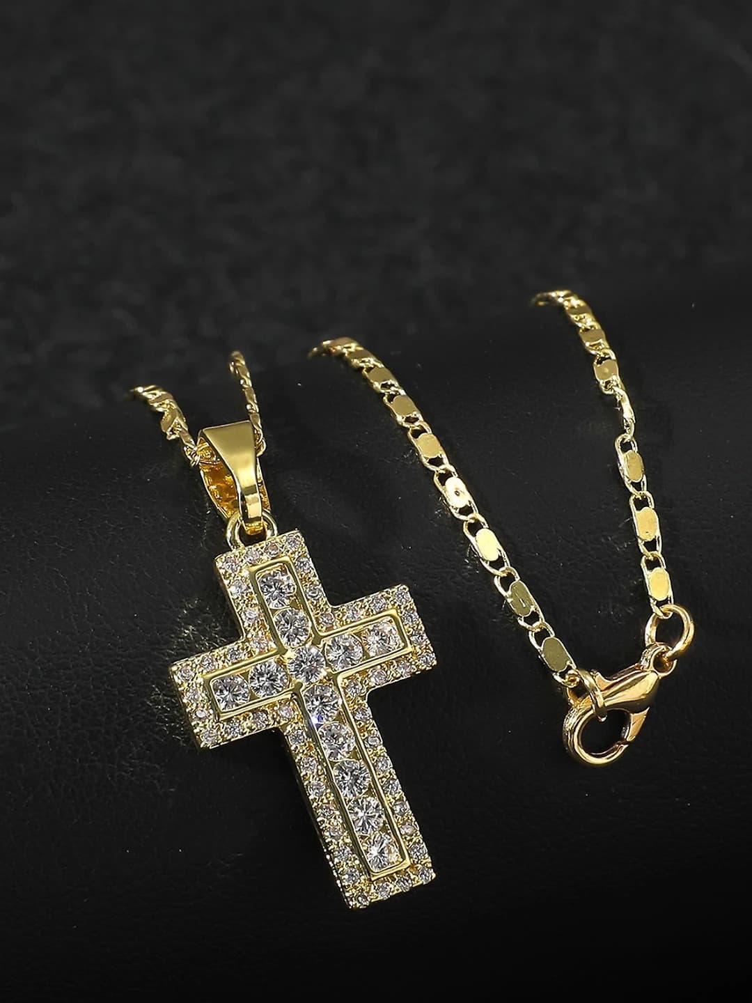 Women's ins style necklace with geometric cross pendant, copper with zircon, on a lip chain