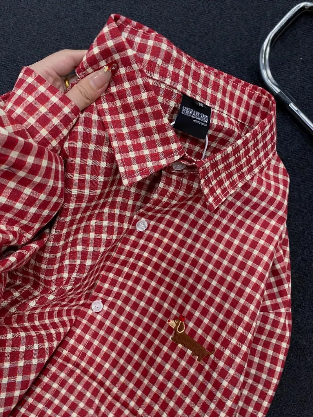 Ayollar uchun retro uslubdagi qizil katak naqshli, kashtali it tasviri bo'lgan bo'sh (oversize) kesim, uzun yengli, POLO yoqali ko'ylak-shirt