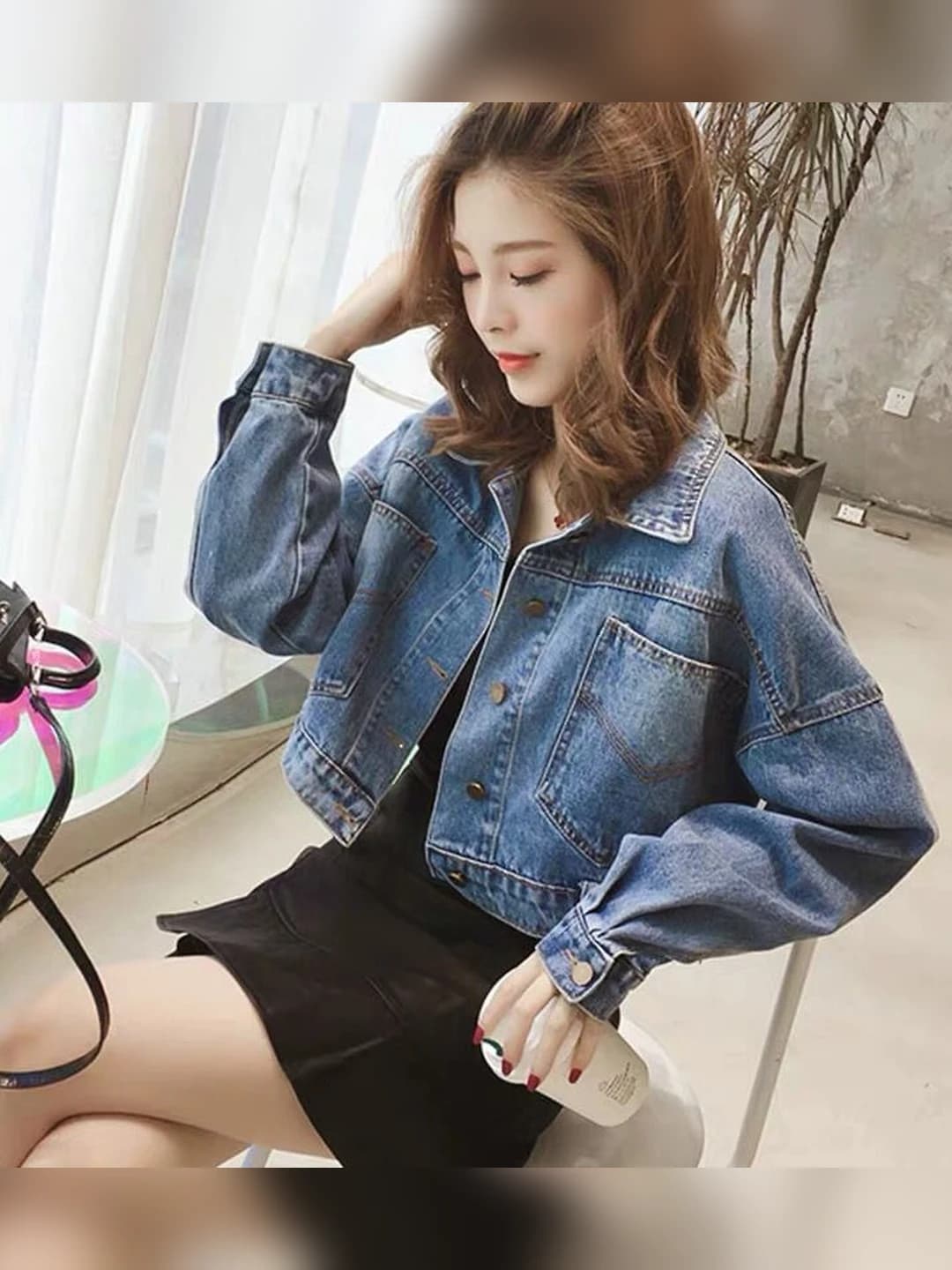 Ayollar uchun kalta denim kurtka, koreys uslubida, bo'sh (oversize) kesim, uzun yeng, qaytarma yoqa, bir rangli, bahor-kuz, past bo'ylilar uchun