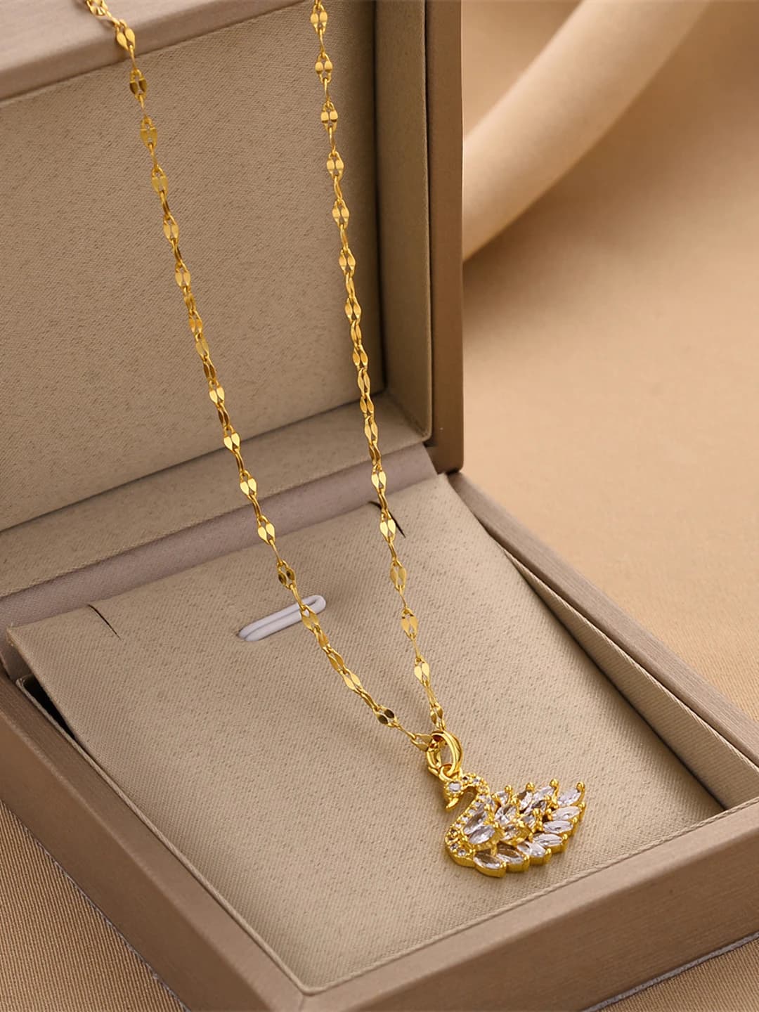 8952-Gold-white