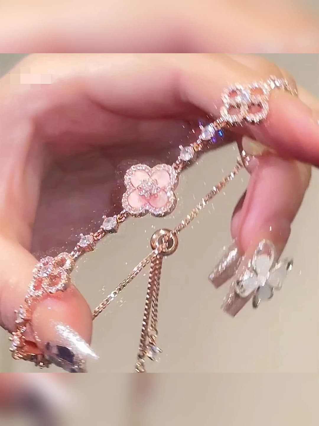 Women's flower-shaped bracelet, sweet style, alloy material, electroplated, white color, unique and exquisite
