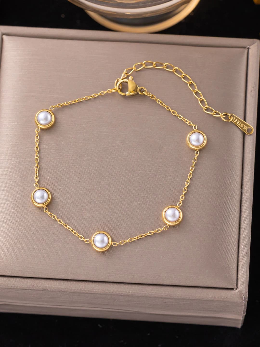 Five pearls, gold