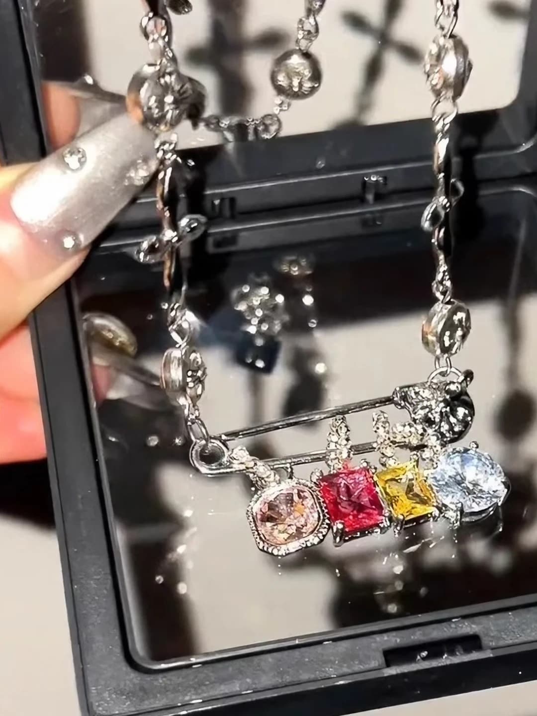 Women's chain with metal clip design and colored zirconia accents
