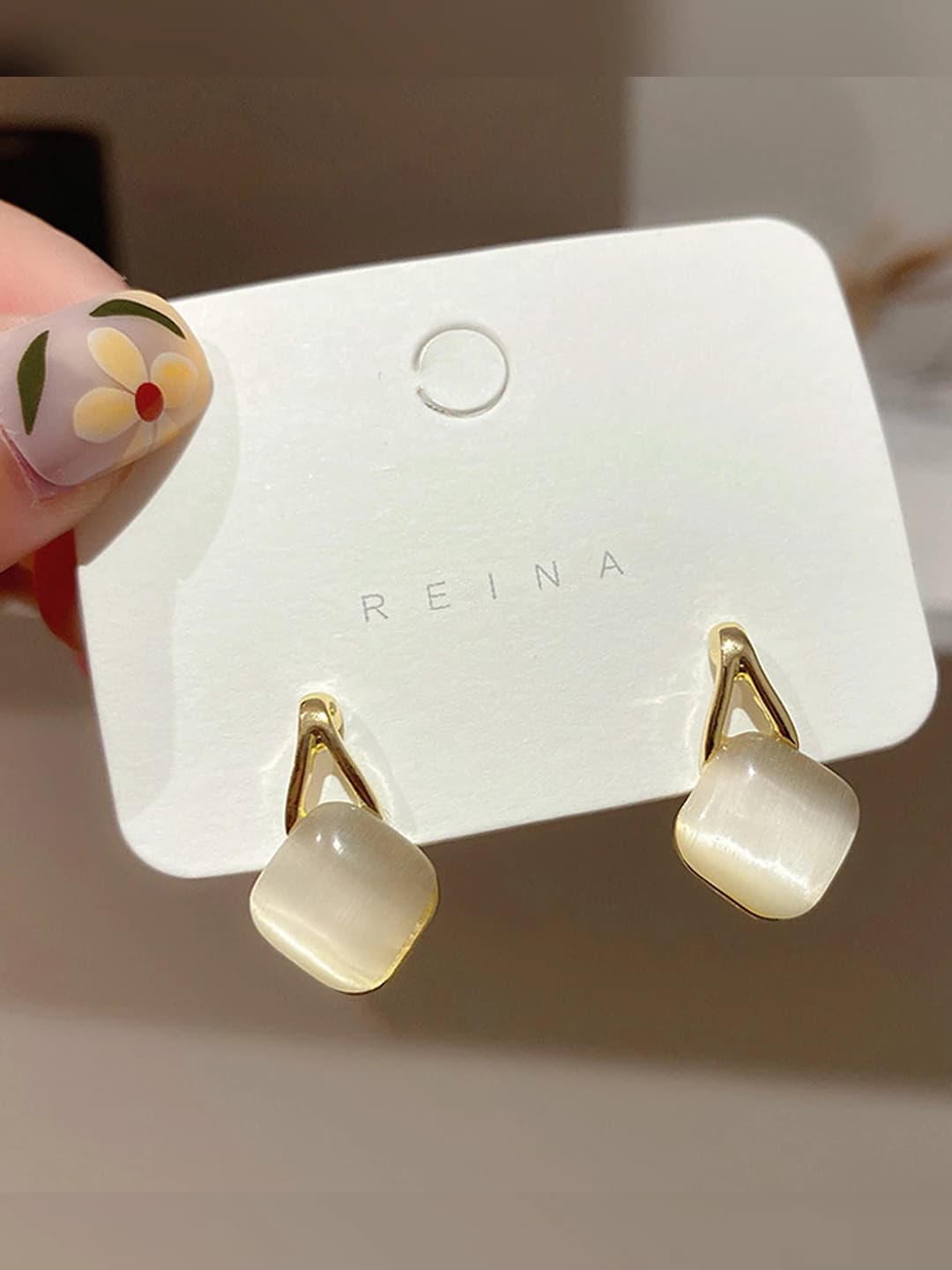 Women's cat's eye stone stud earrings with rhombus geometric design element, simple and elegant style