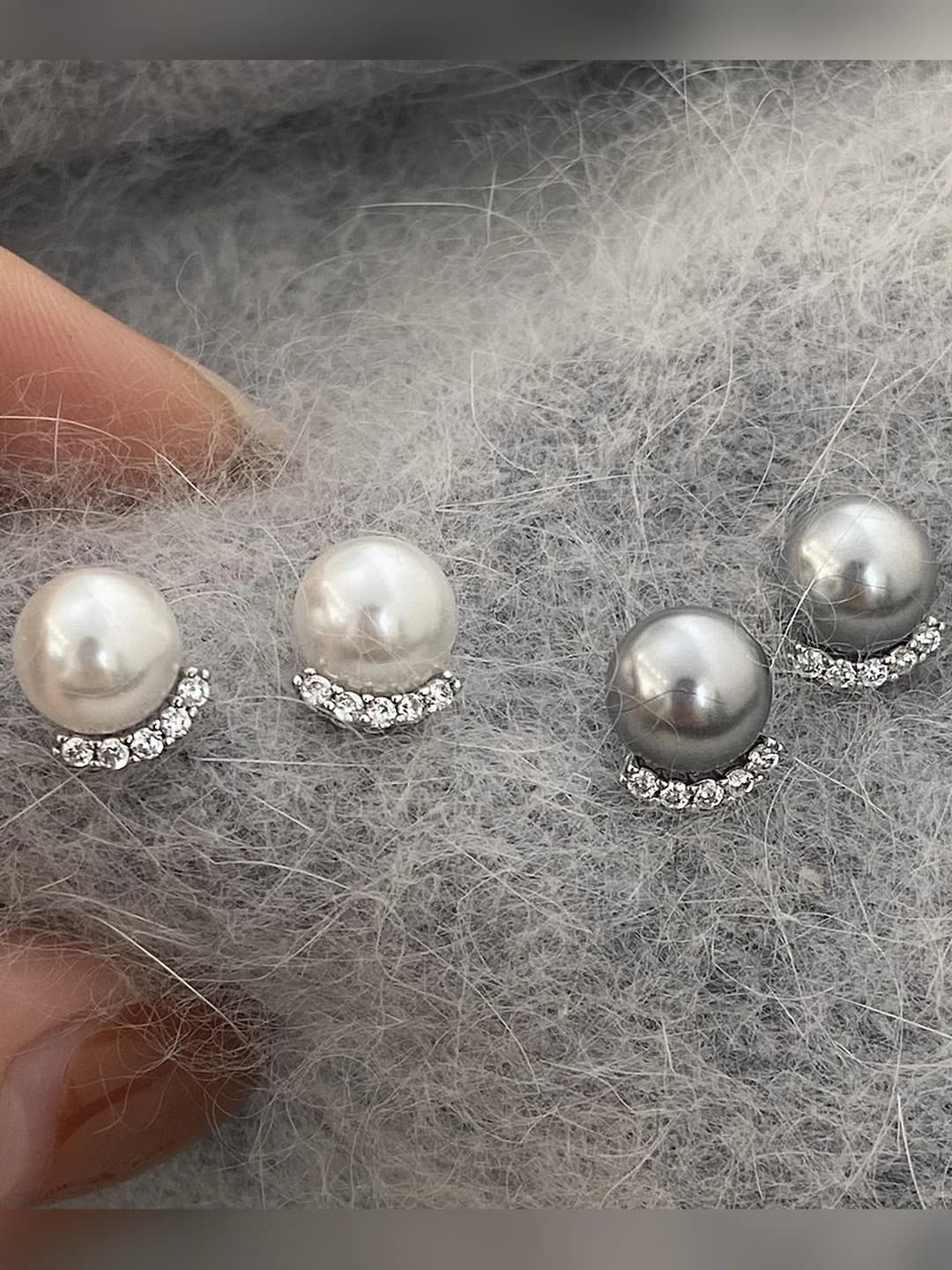 Женские серьги-гвоздики с цирконием и жемчугом, минималистичный стиль, геометрический элемент дизайна