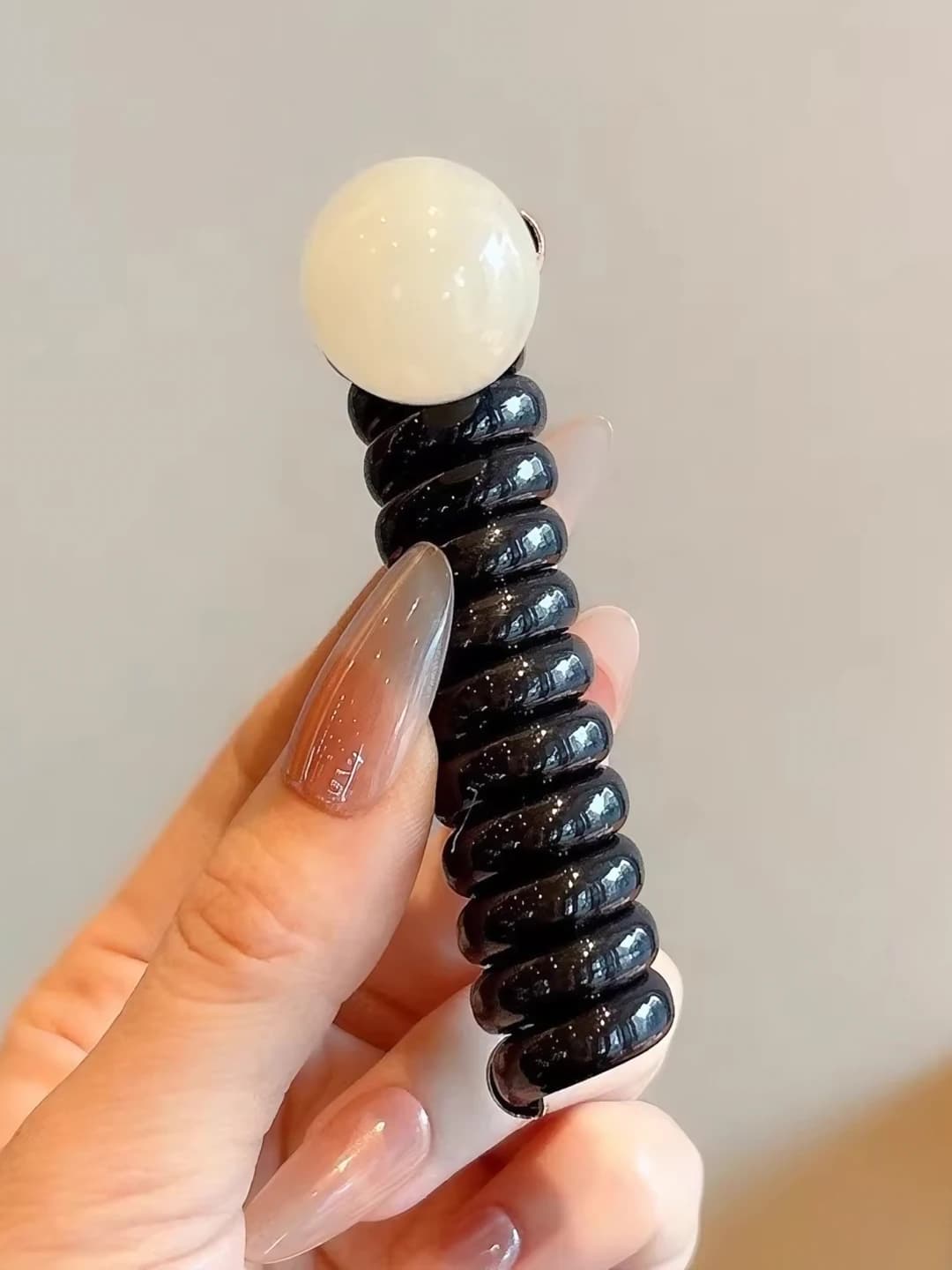 Jigarrang telefon simi, oqsimon marvarid