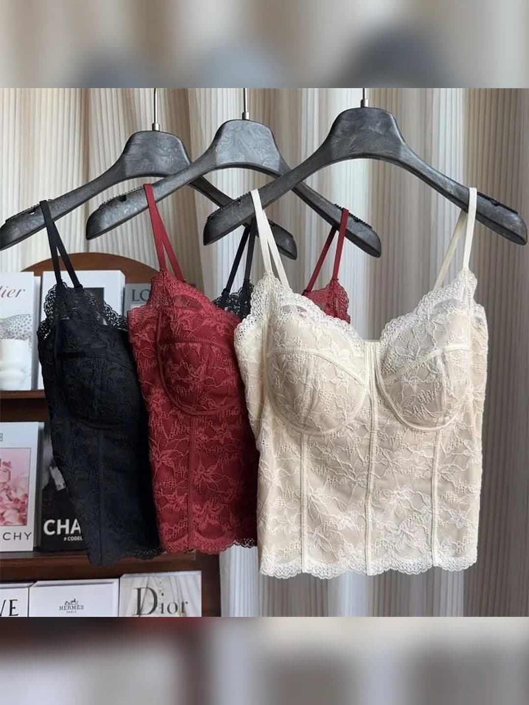Women's lace tank top with built-in bra pads, V-neck, slimming, autumn