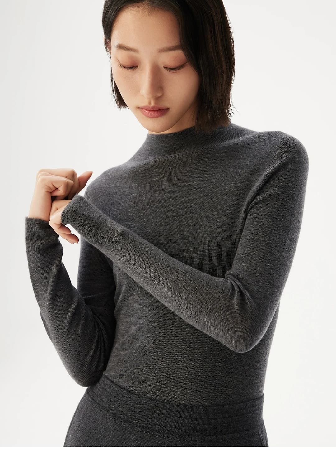 Women's wool mock neck sweater, autumn-winter 2026, slim fit, long sleeve, solid colour, 18-gauge seamless knit