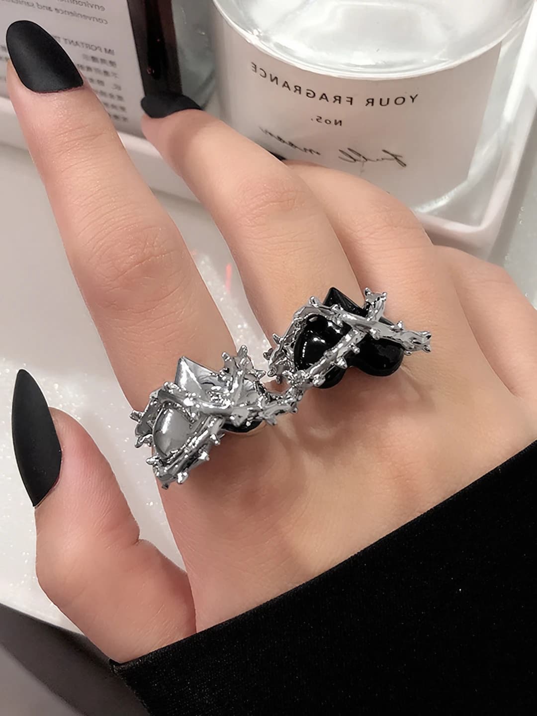 Women's black open ring, heart-shaped design element, aged finish, sweet style