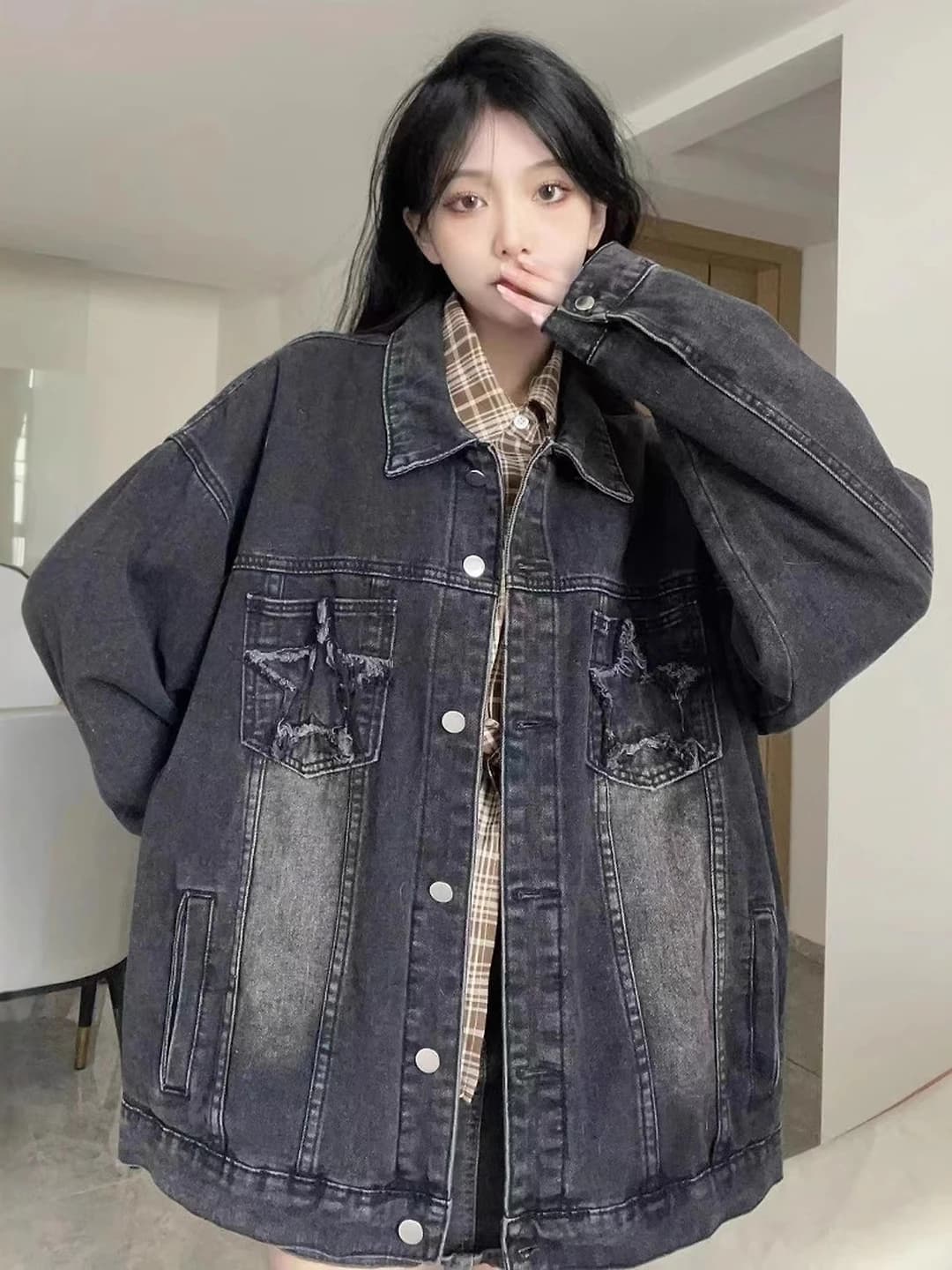 Ayollar uchun retro uslubdagi kuzgi denim kurtka, kundalik, bo'sh (oversize) kesim, nozik ko'rsatadigan, bir rangli, uzun yengli, qaytarma yoqali