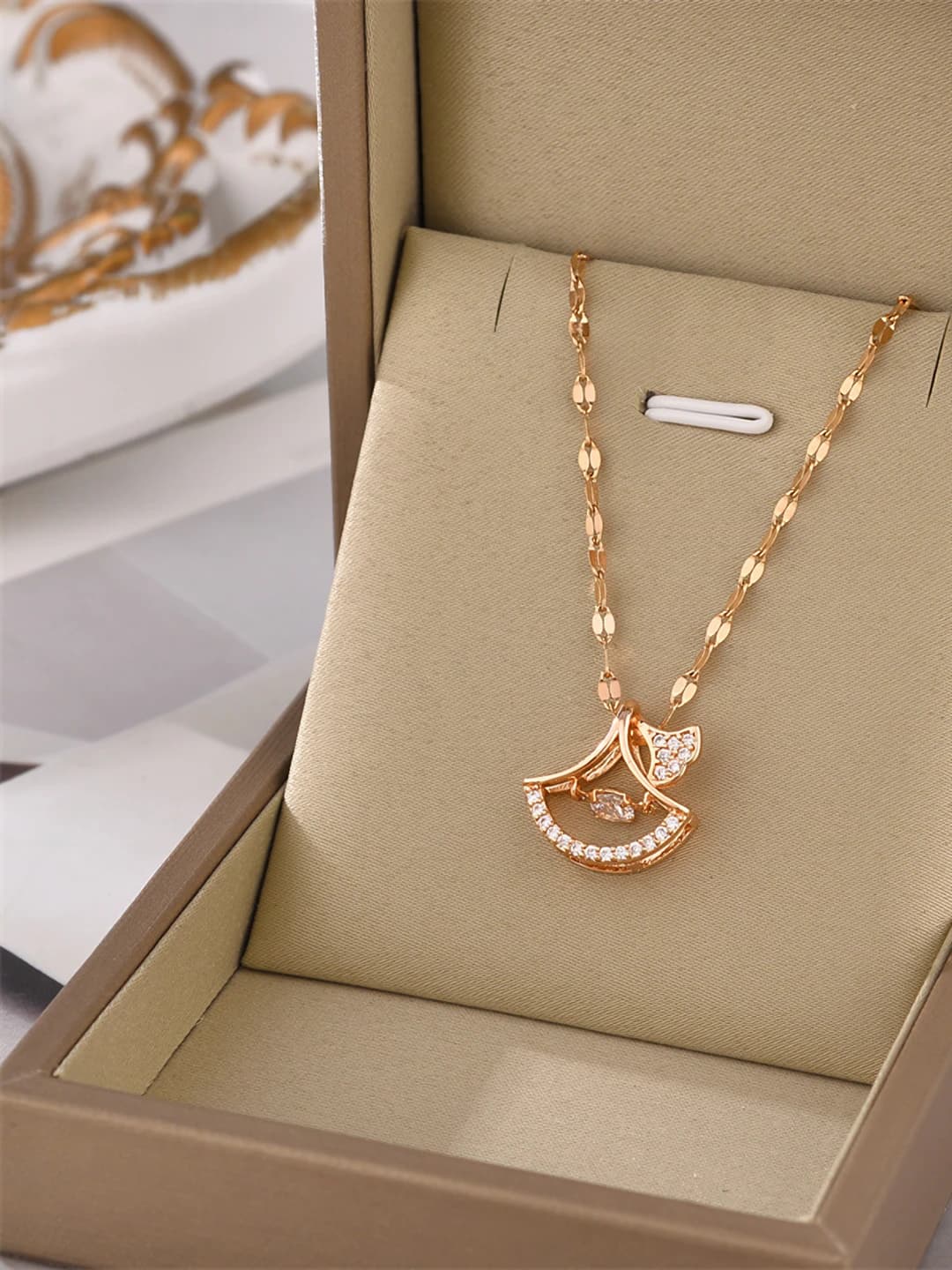 Women's titanium steel chain necklace with short pendant, gold plating, Korean style, simple and versatile design, non-fading accessory