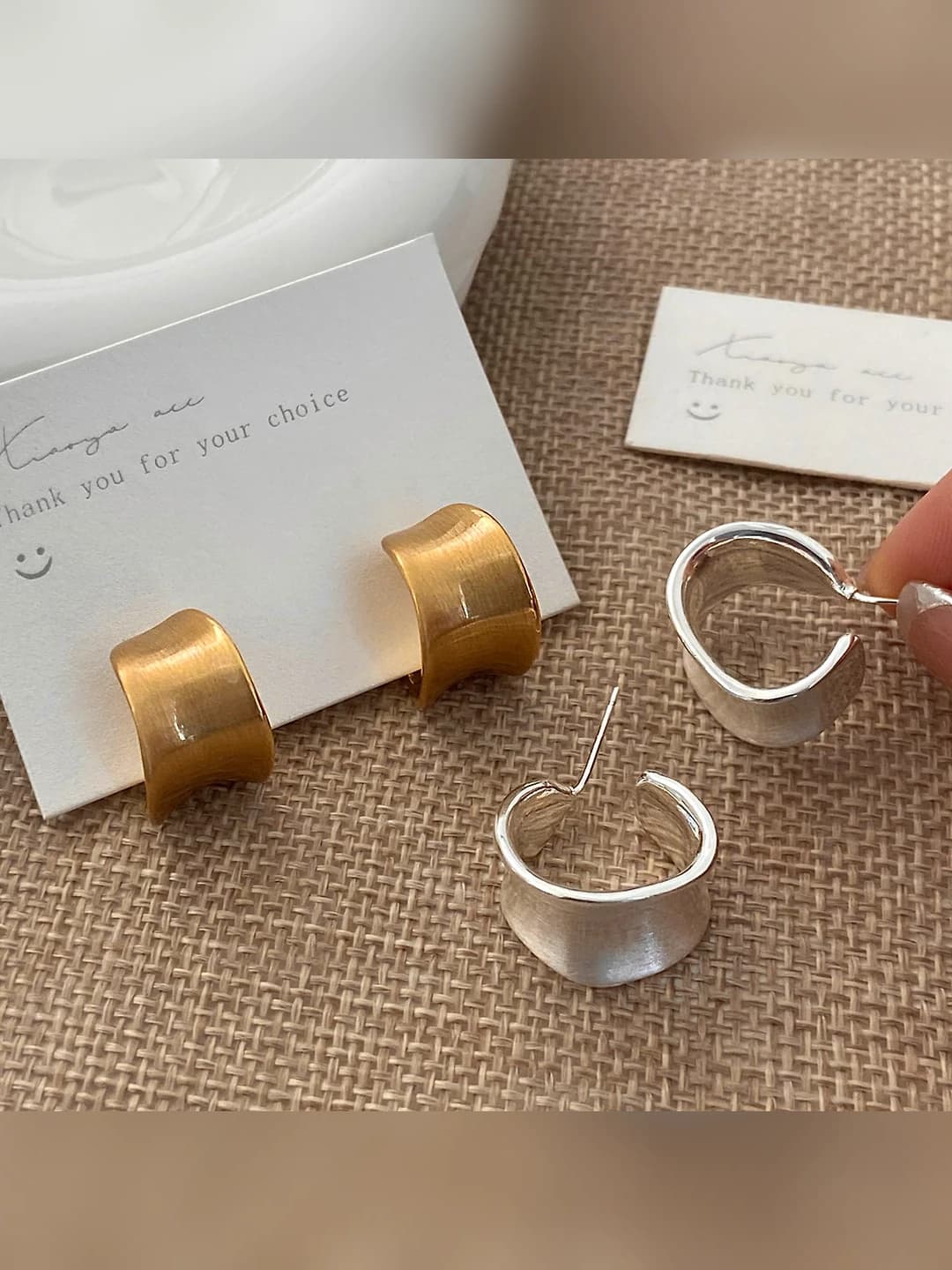 Women's C-shaped wide profile geometric earrings with gold plating, vintage style, simple and elegant retro look