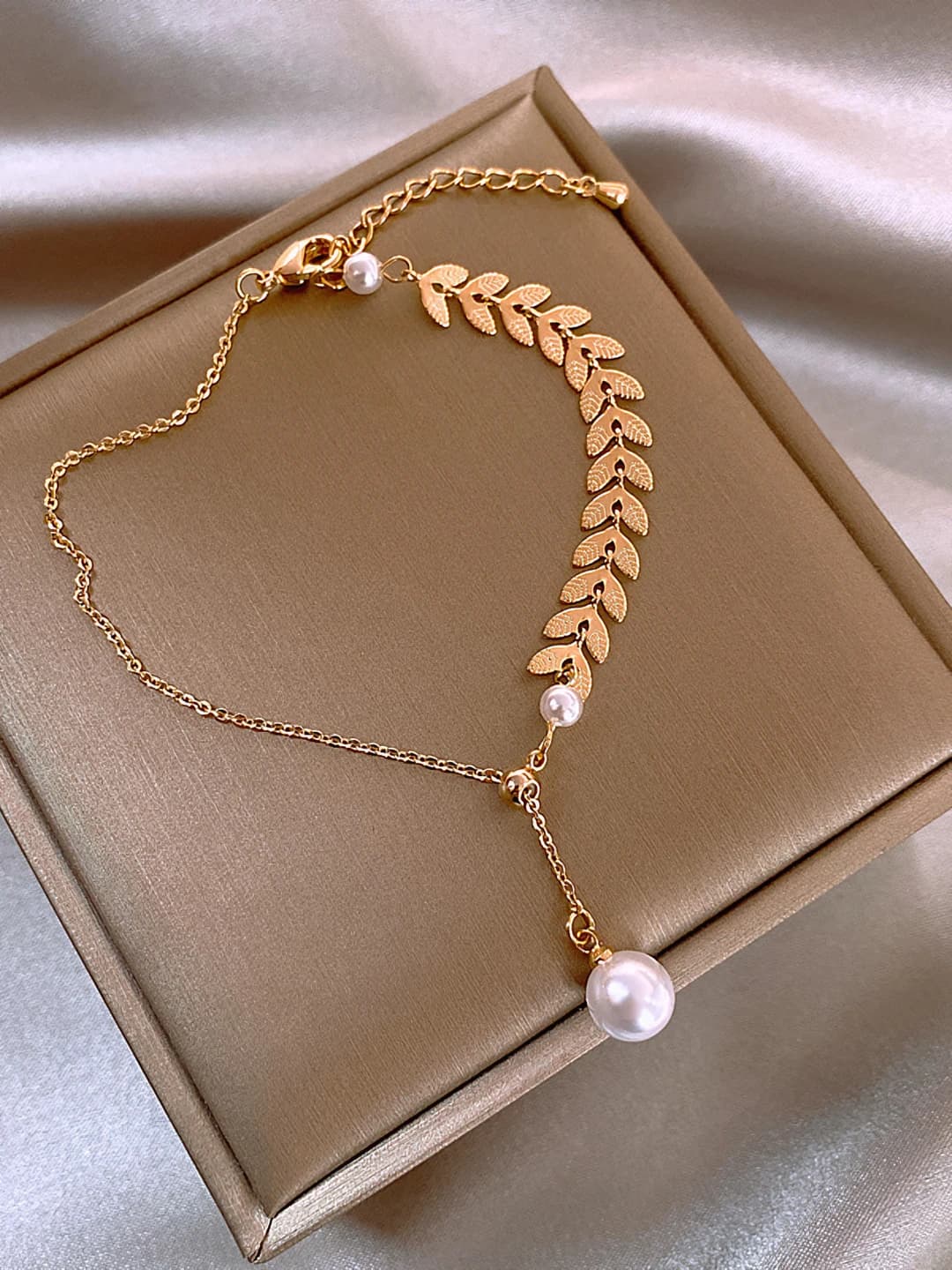 Women's white pearl and alloy closed-loop bracelet, Japanese and Korean style