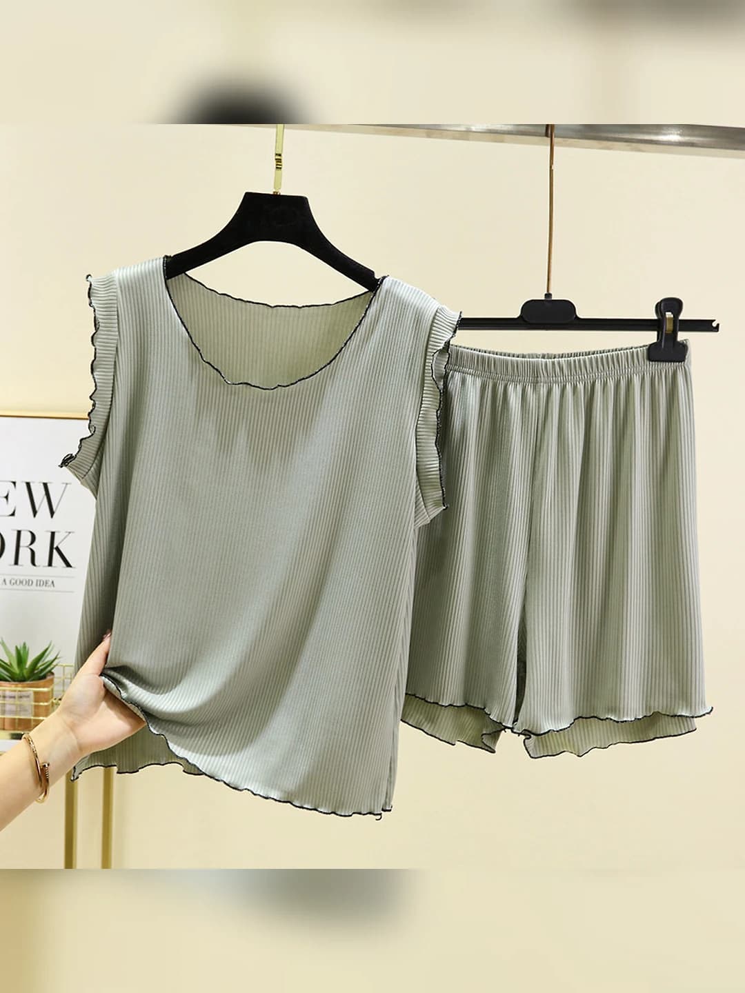 Ayollar uchun yozgi uy kiyimi to'plami: muz-ipak mato, yengsiz mayka va shorti, yupqa, dumaloq yoqa, bo'sh (oversize)