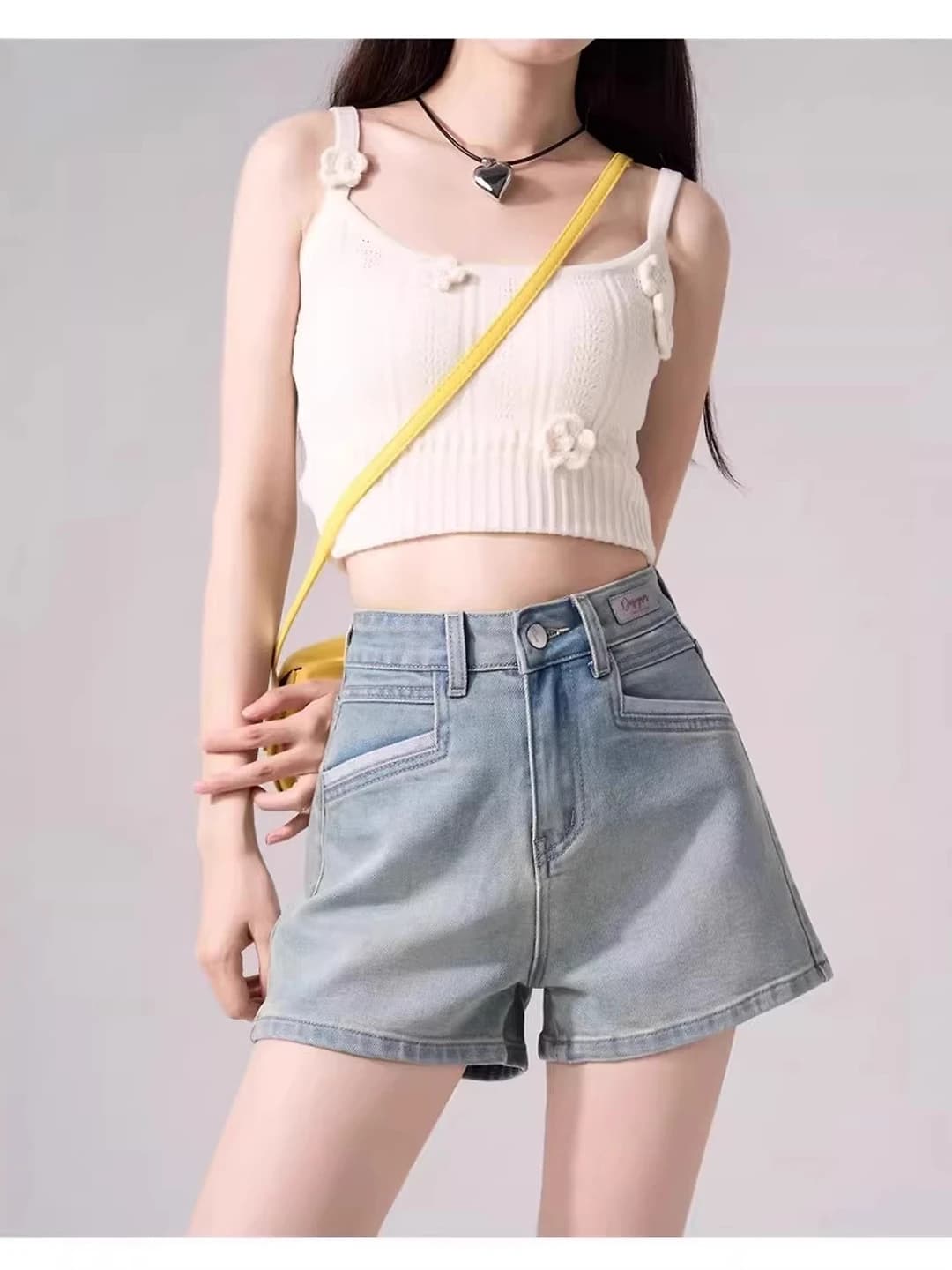 Ayollar uchun yozgi yupqa, baland belli, nozik ko'rsatadigan, bo'sh (oversize) A-shakl denim shorti, past bo'ylilar uchun