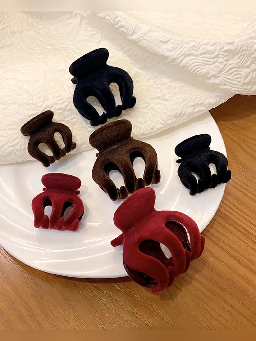 Women's small round Korean style velvet hair clip for autumn-winter