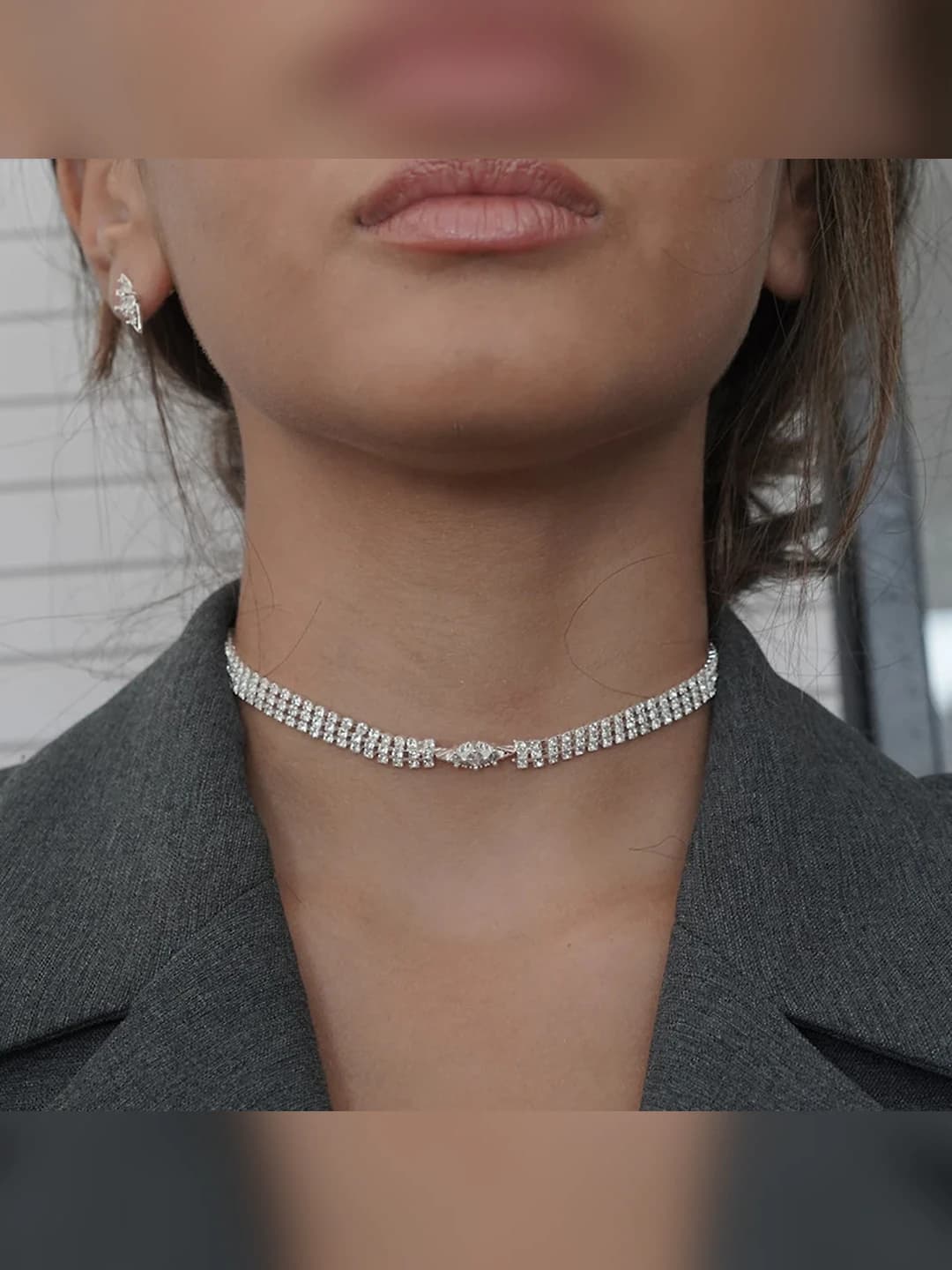 Ayollar uchun kristal choker: to'liq qoplangan, geometrik, 41-50 sm, zamonaviy uslub