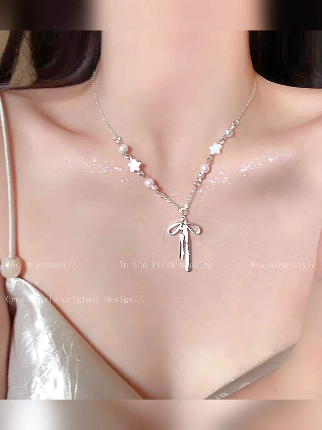 Bow necklace