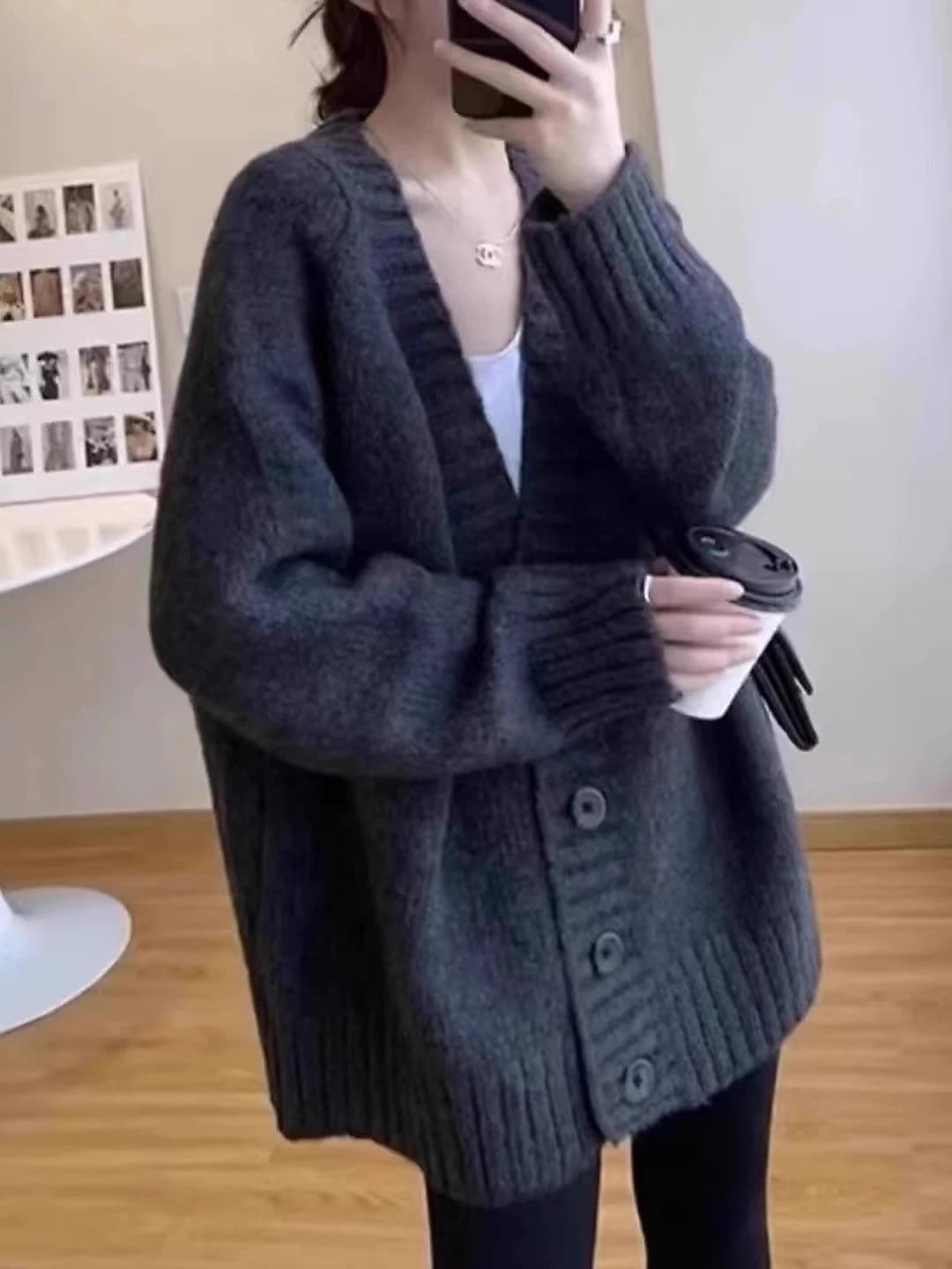 Ayollar uchun koreys uslubida qalinlashtirilgan trikotaj kardigan, kuz-qish mavsumi, o'rta-uzun, bir rangli, V-yoqa, uzun yeng, bo'sh (oversize) kesim, katta o'lcham
