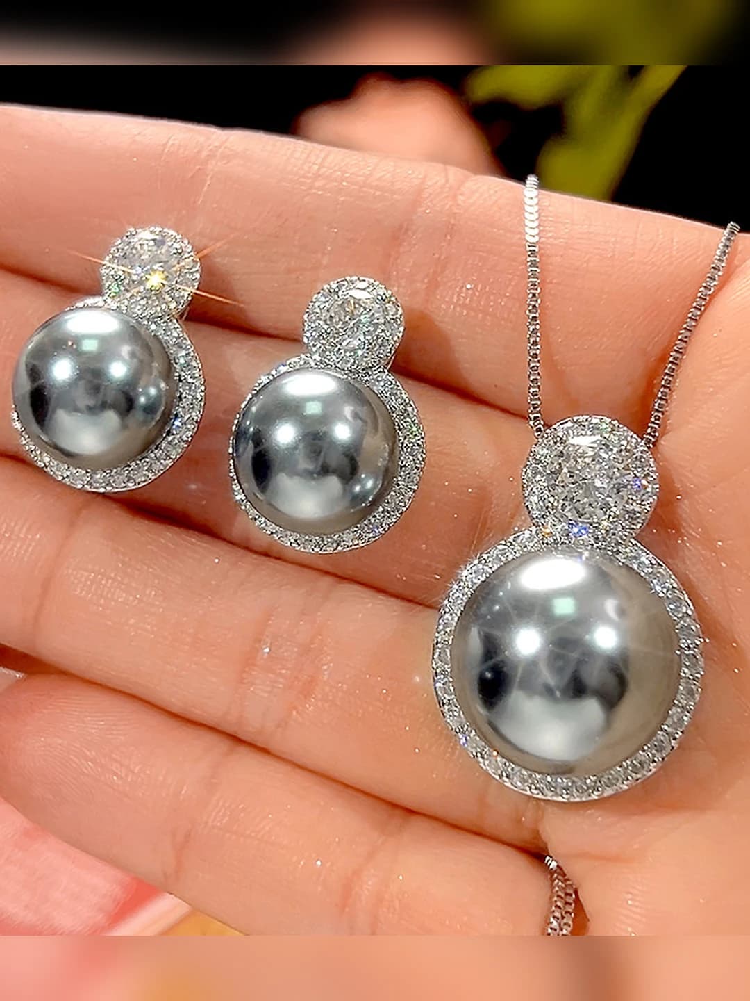 Women's 2026 set: round design with grey pearls and zirconia on brass base with gold plating, 16-12 mm