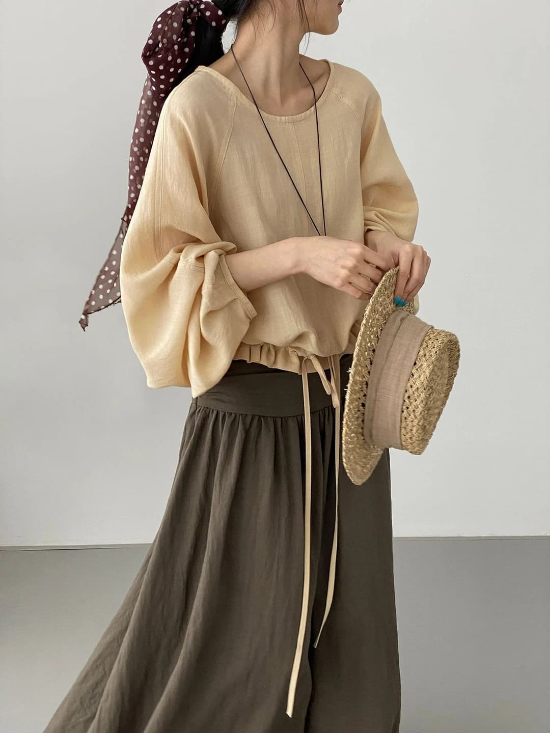Ayollar uchun bo'sh (oversize) bichimli ko'ylak-shirt: dumaloq yoqa, uzun yeng, bir rangli, quyoshdan himoyalovchi, 70% tian silk va 30% ramie aralash mato