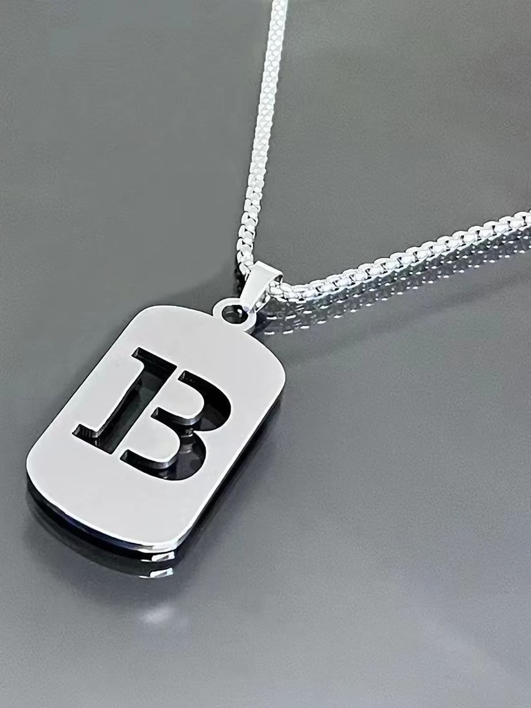 Цепь с буквой B из титановой стали