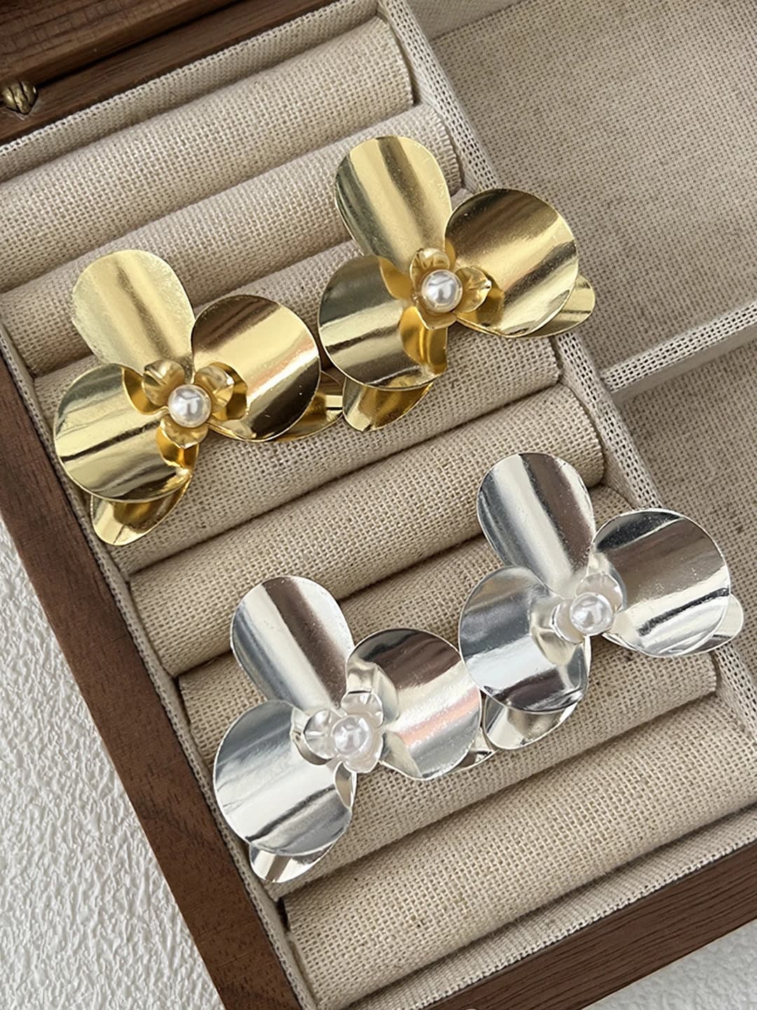 Women's metal trefoil flower stud earrings, spring 2026, simple and modern style, design element